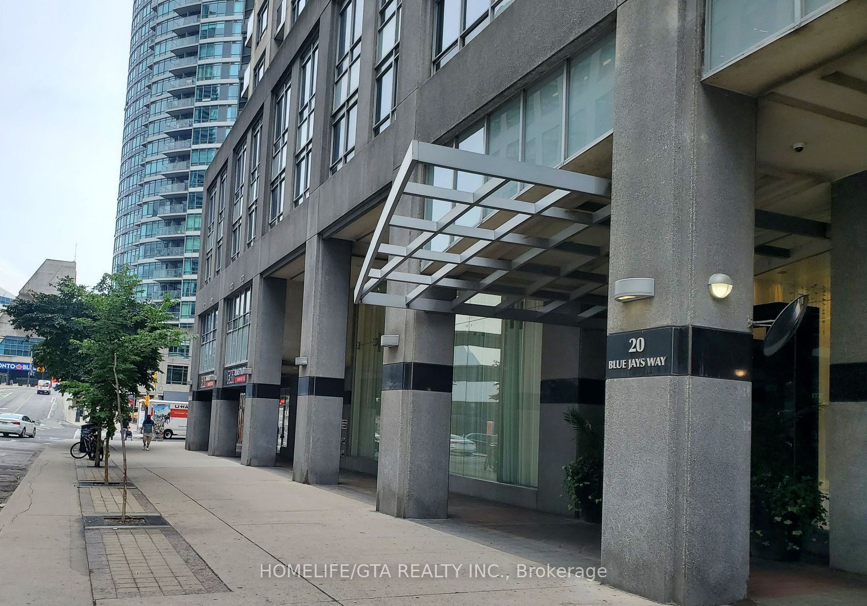 20 Blue Jays Way 809