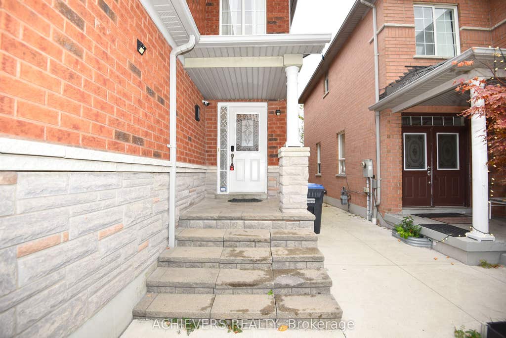 Photo of 521 Navigator Drive, Mississauga, ON L5W 1P5 (MLS # W13698792)