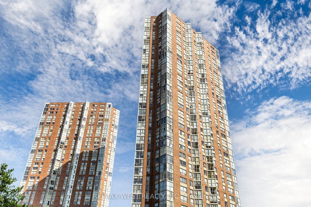 Photo of 5 Concorde Place #1302, Toronto, ON M3C 3M8 (MLS # C13156430)