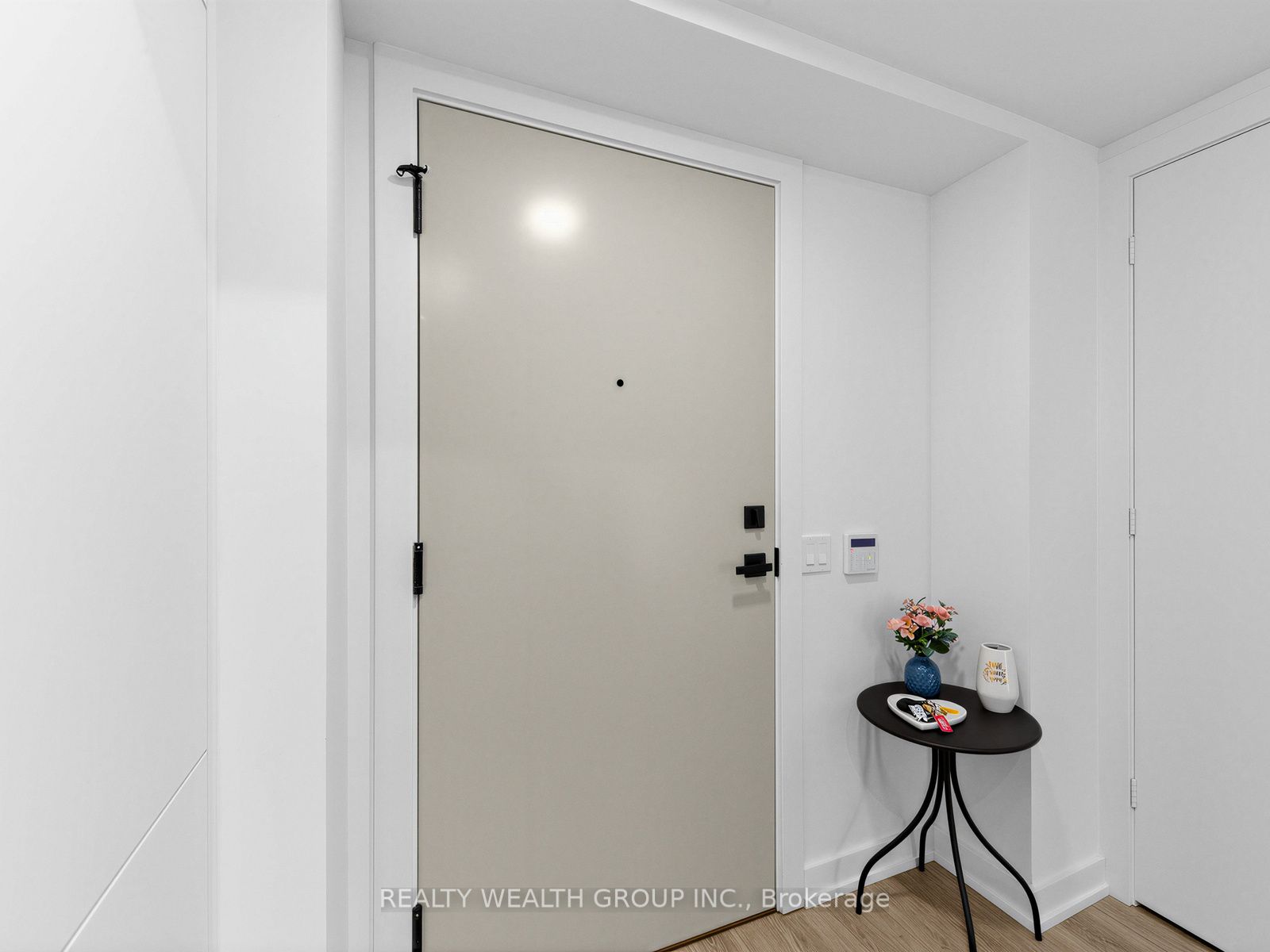 327 King Street W 1305