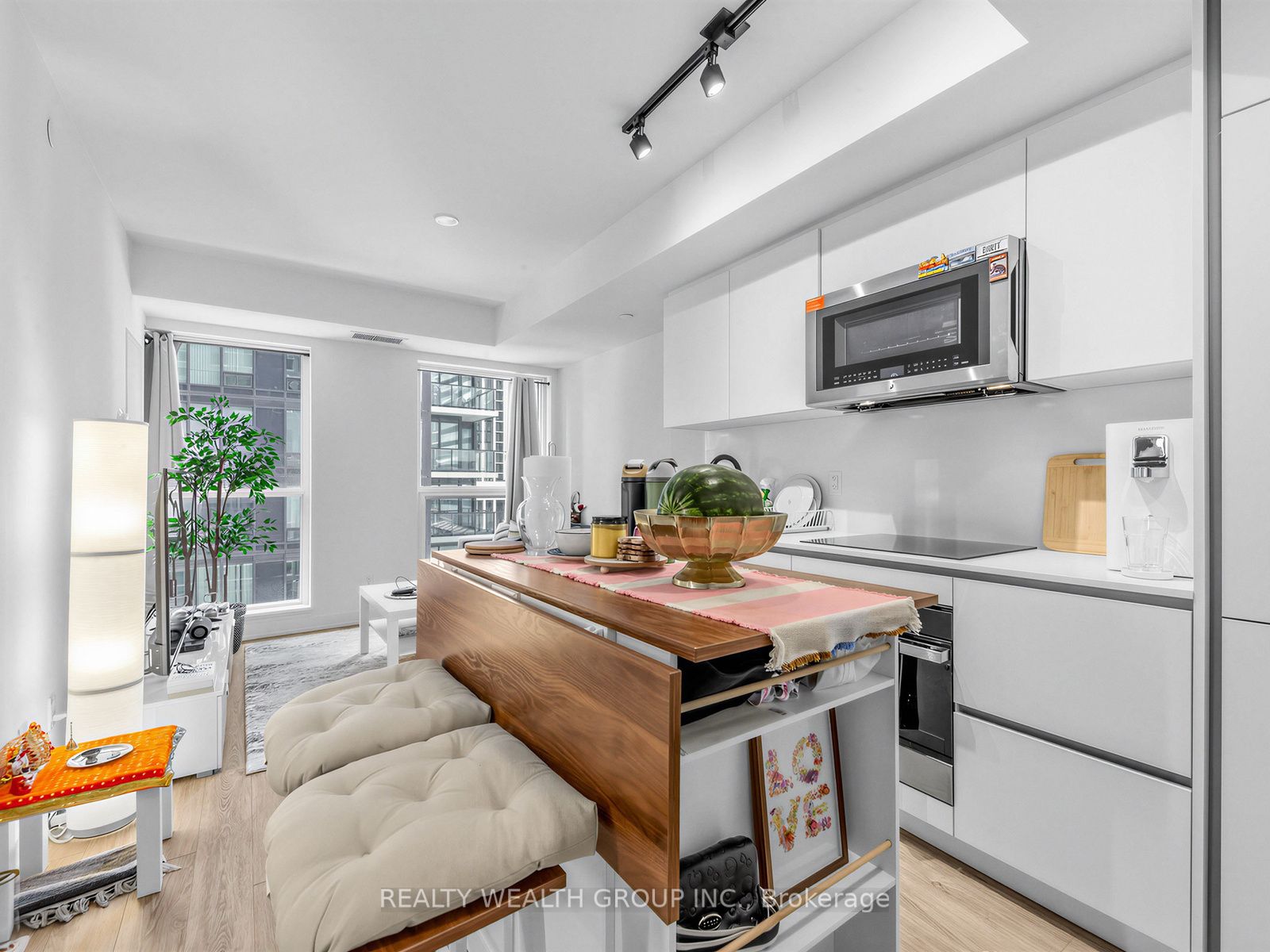 327 King Street W 1305