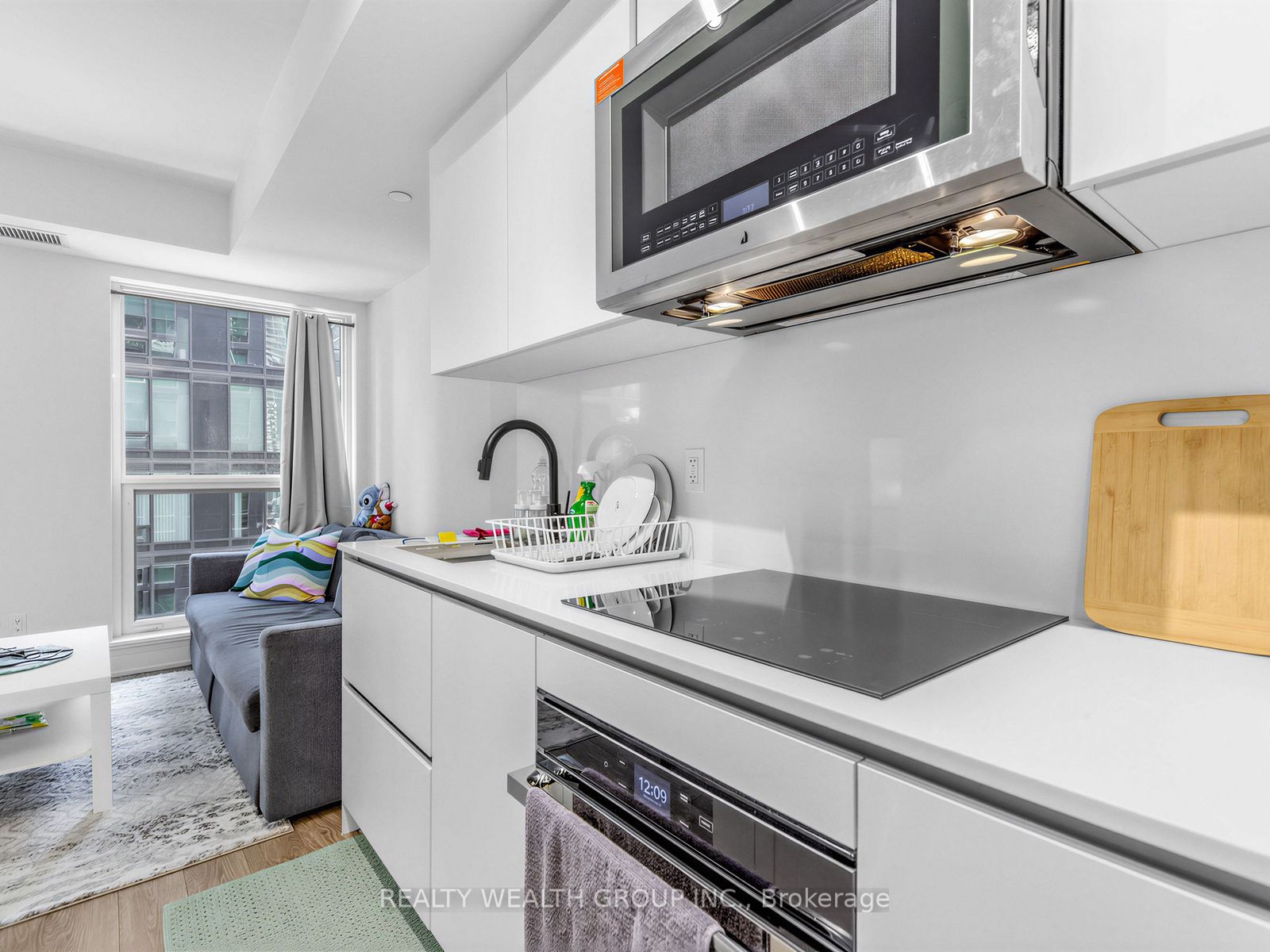 327 King Street W 1305