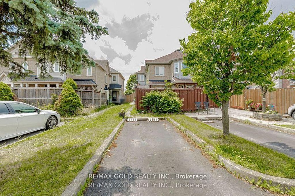 Photo of 139 Chipmunk Crescent, Brampton, ON L6R 1B7 (MLS # W12607312)
