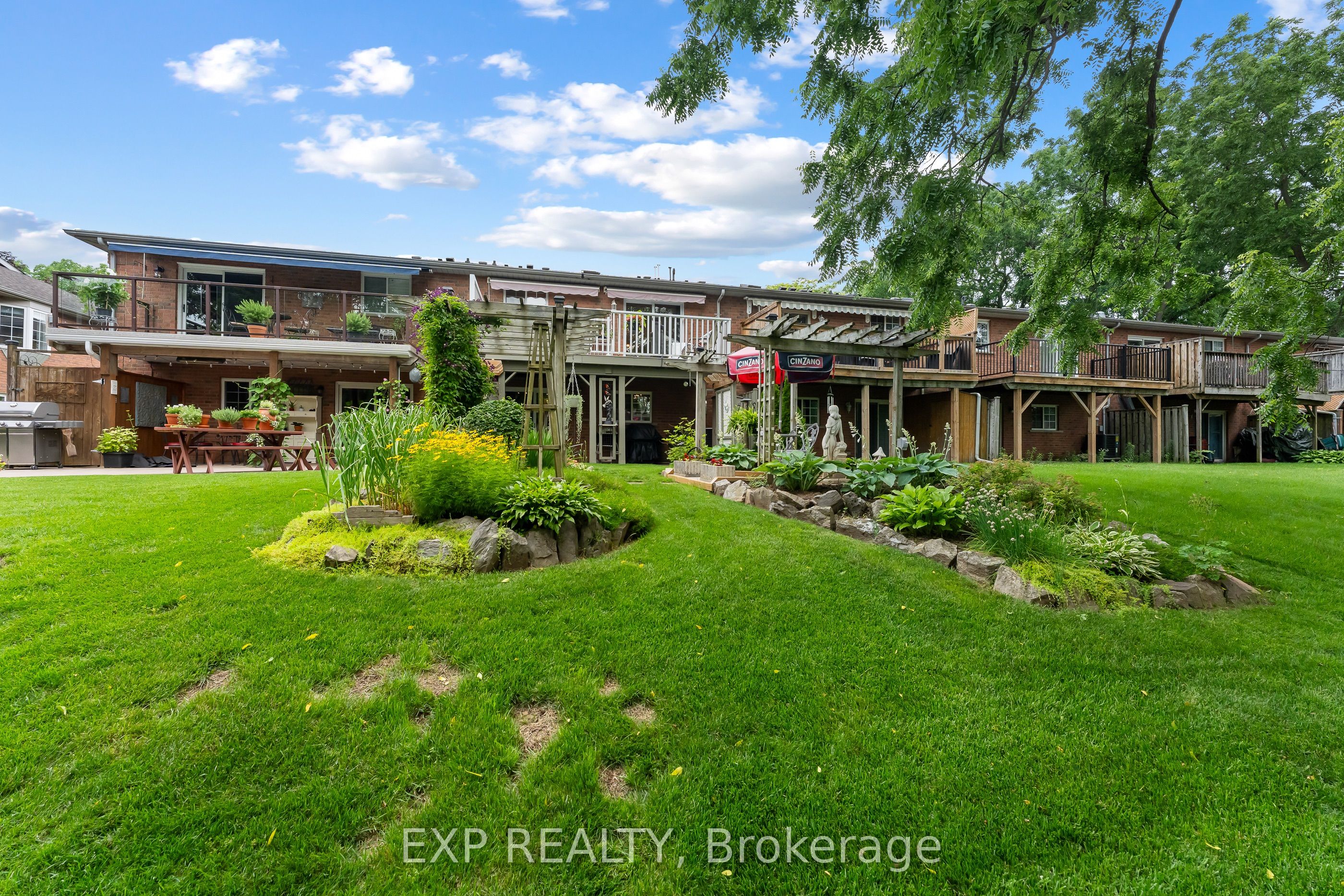 9 KINSMAN Court S