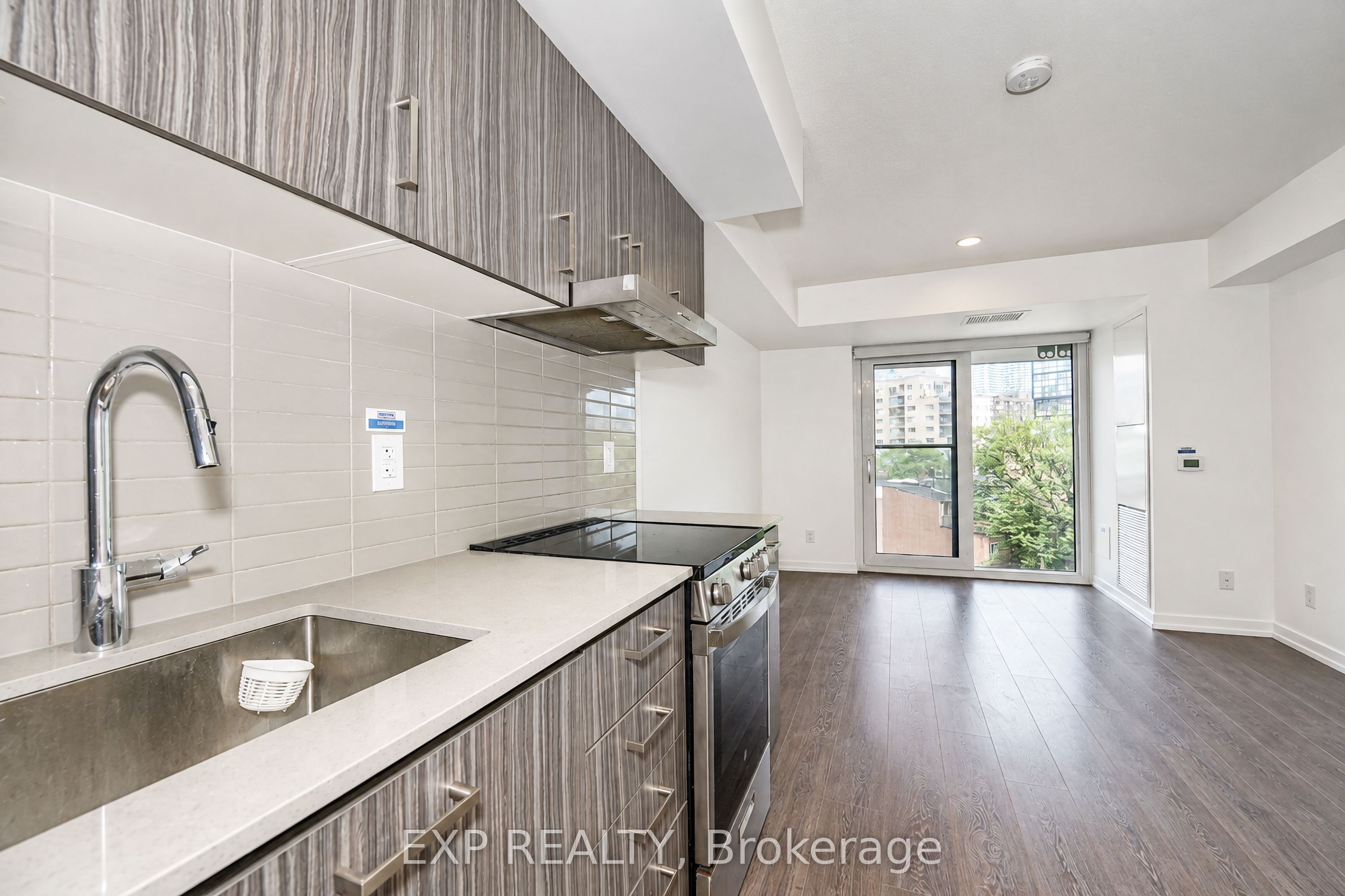 219 Dundas Street E 610