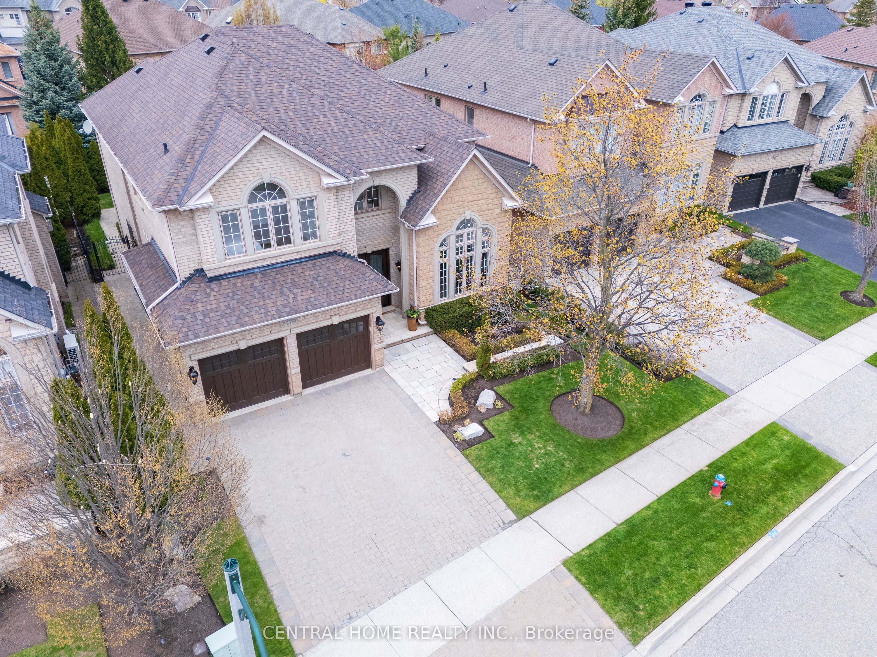 2479 Bon Echo Drive