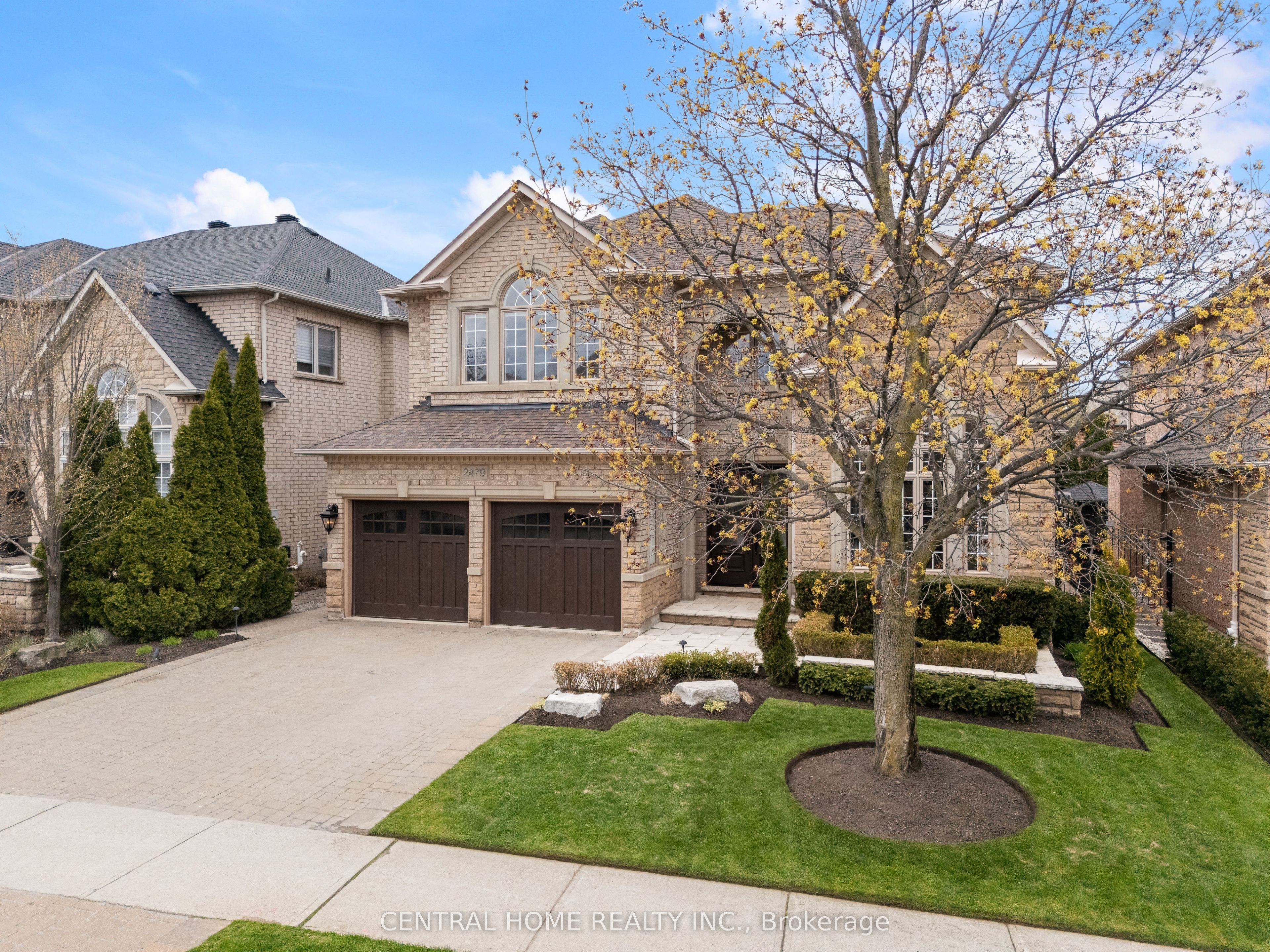 2479 Bon Echo Drive