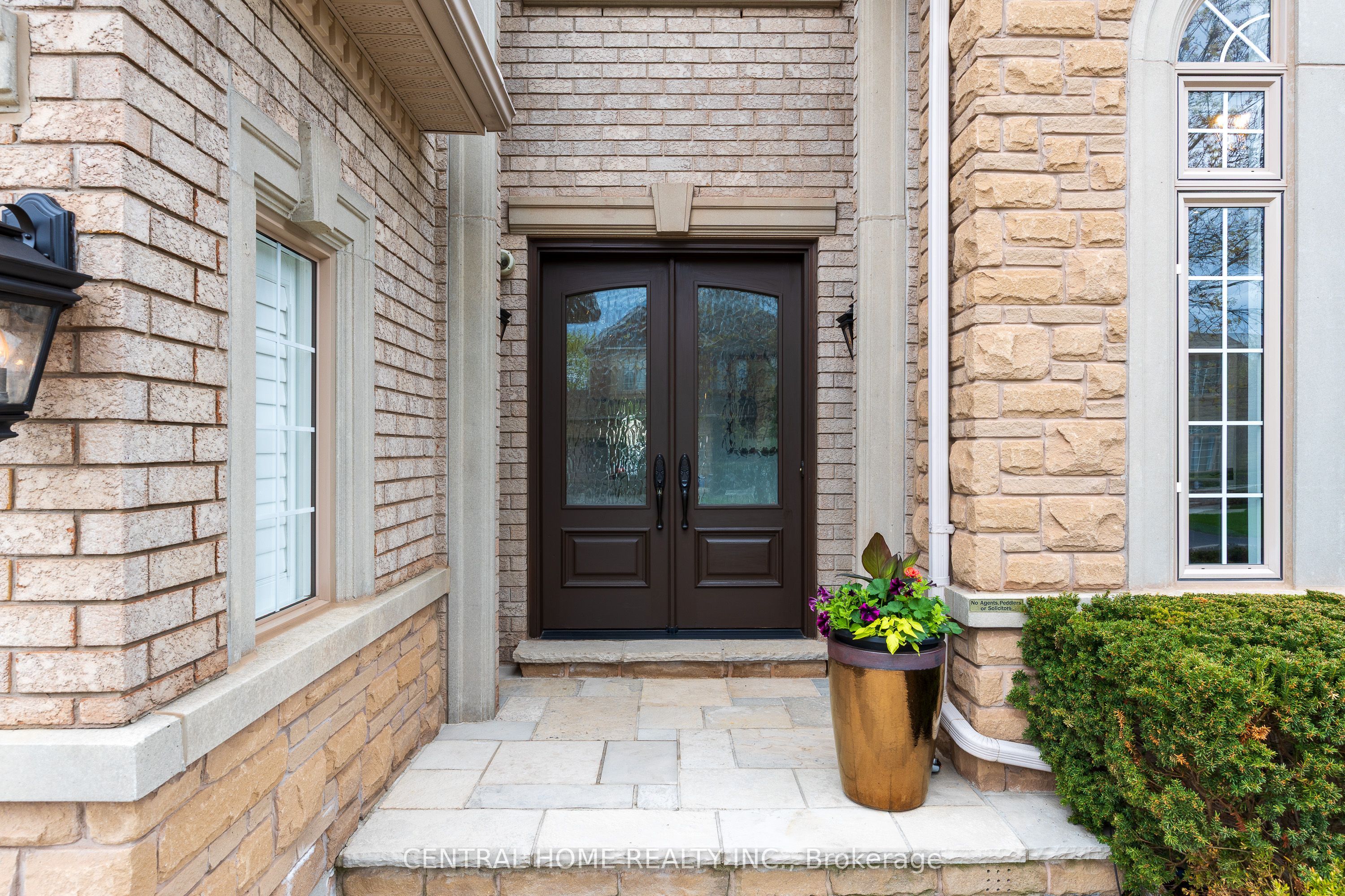 2479 Bon Echo Drive
