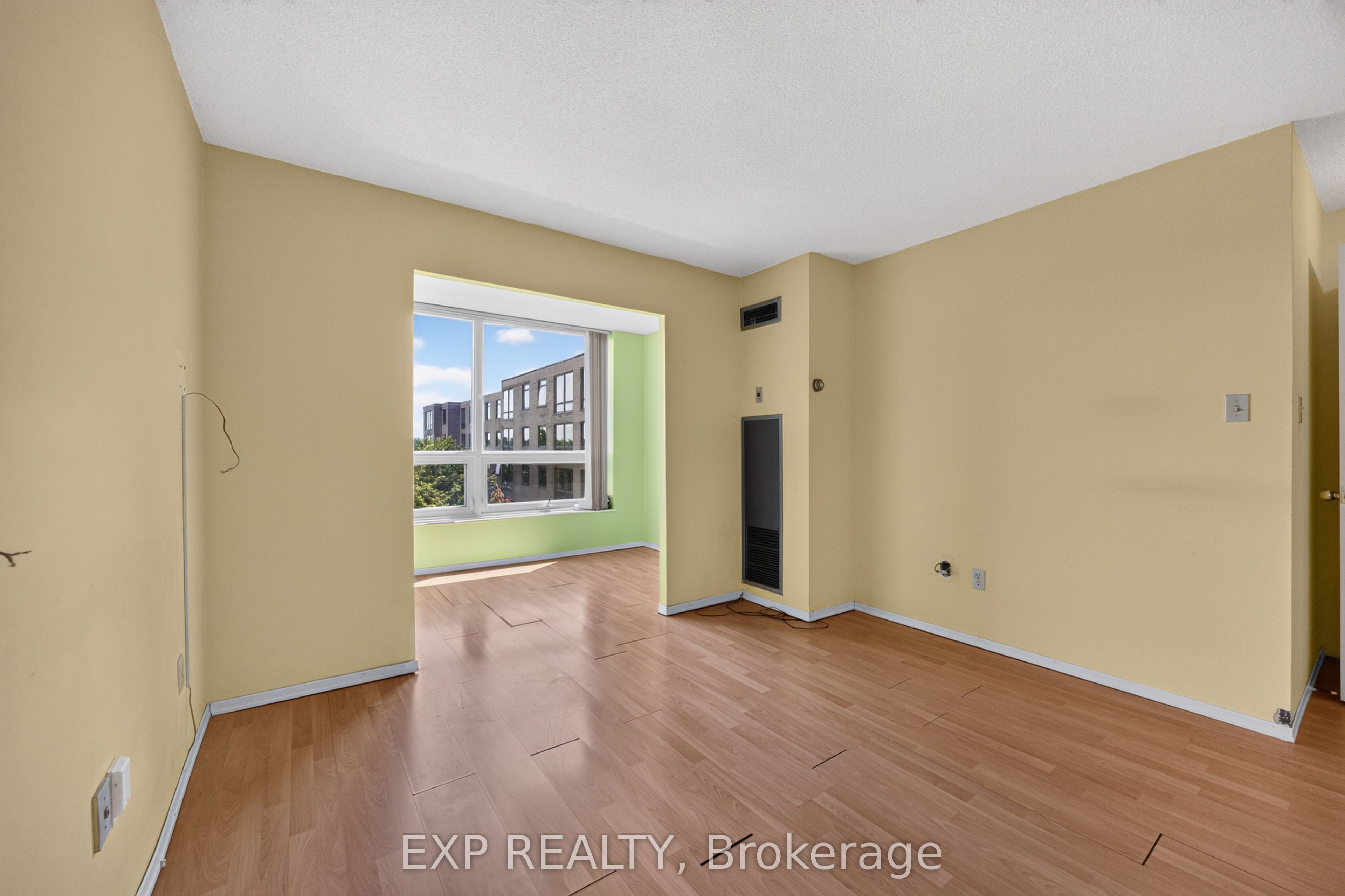 326 Major Mackenzie Drive E 716