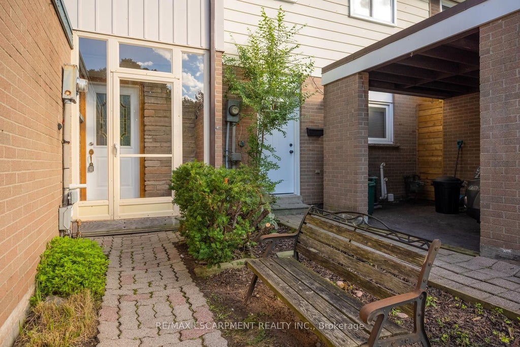 Photo of 140 Ripley Court #4, Oakville, ON L6H 1H1 (MLS # W13696870)