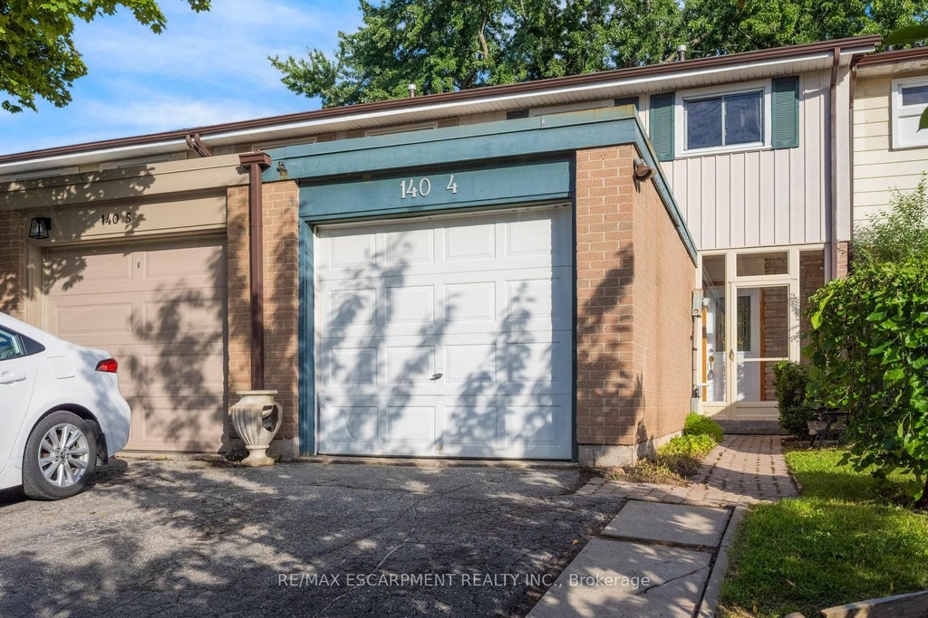 Photo of 140 Ripley Court #4, Oakville, ON L6H 1H1 (MLS # W13696870)
