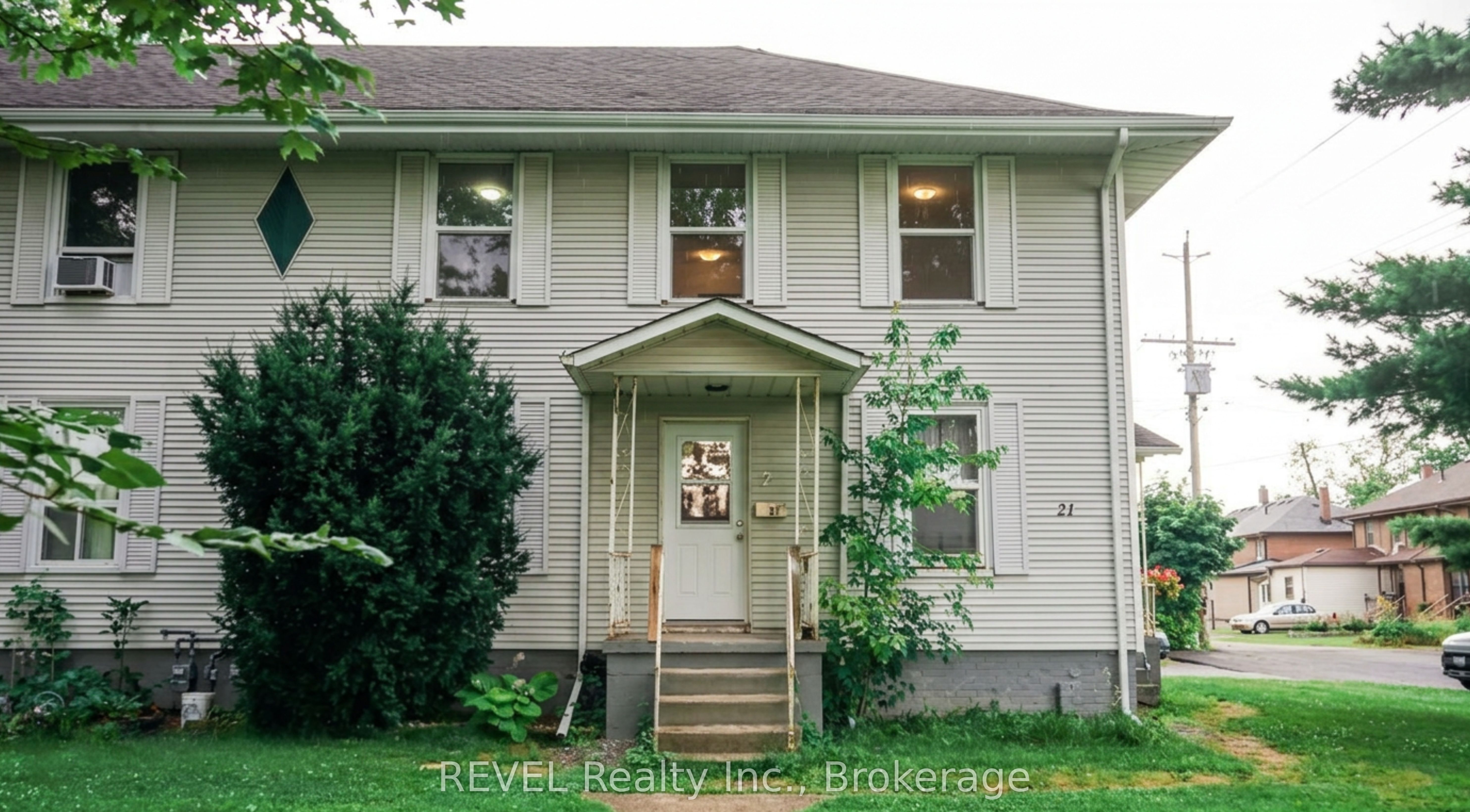 Photo 1 of 31 — 21 Plymouth Road Upper, Welland, ON L3B 3C4