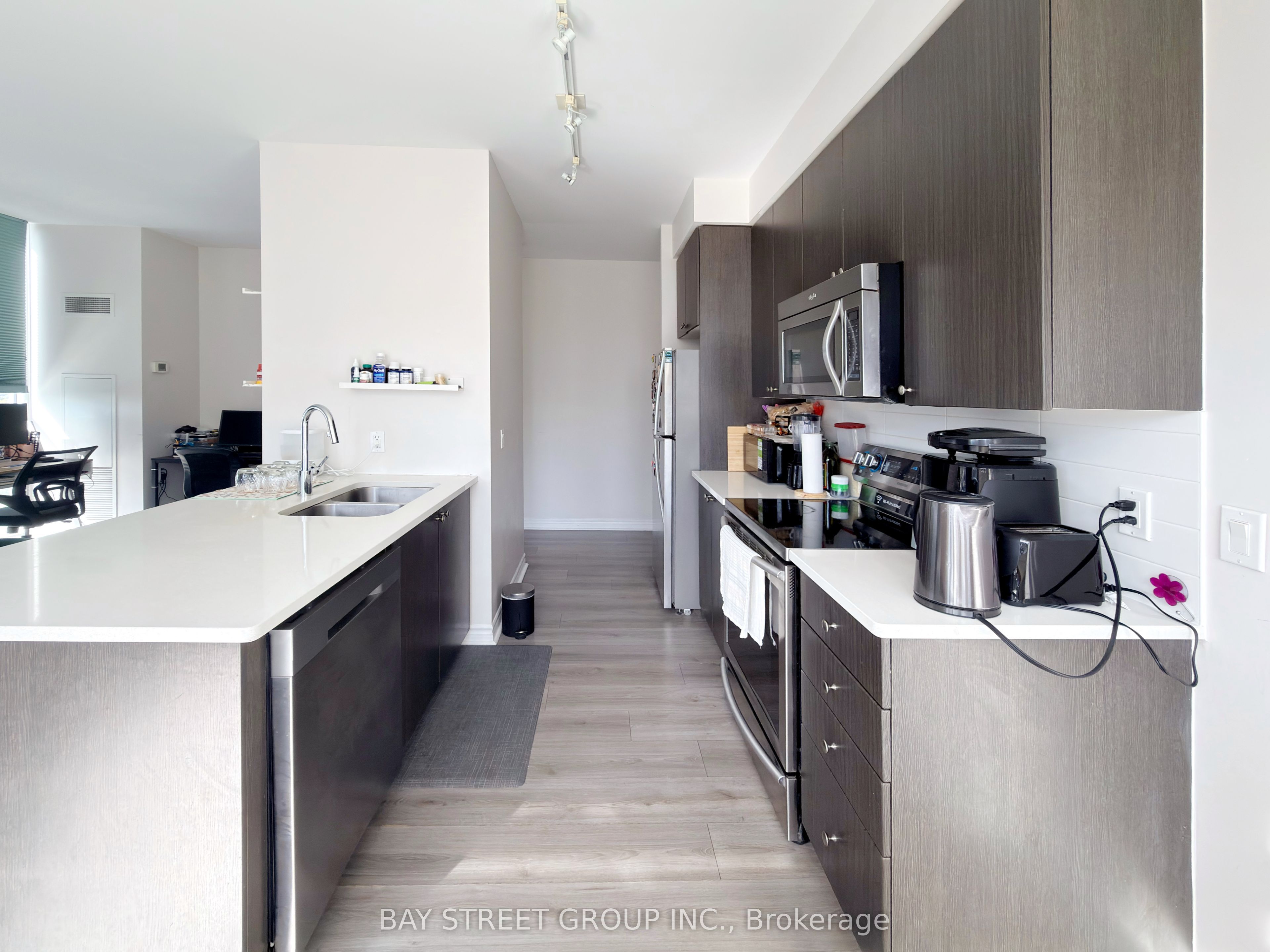339 Rathburn Road W PH06