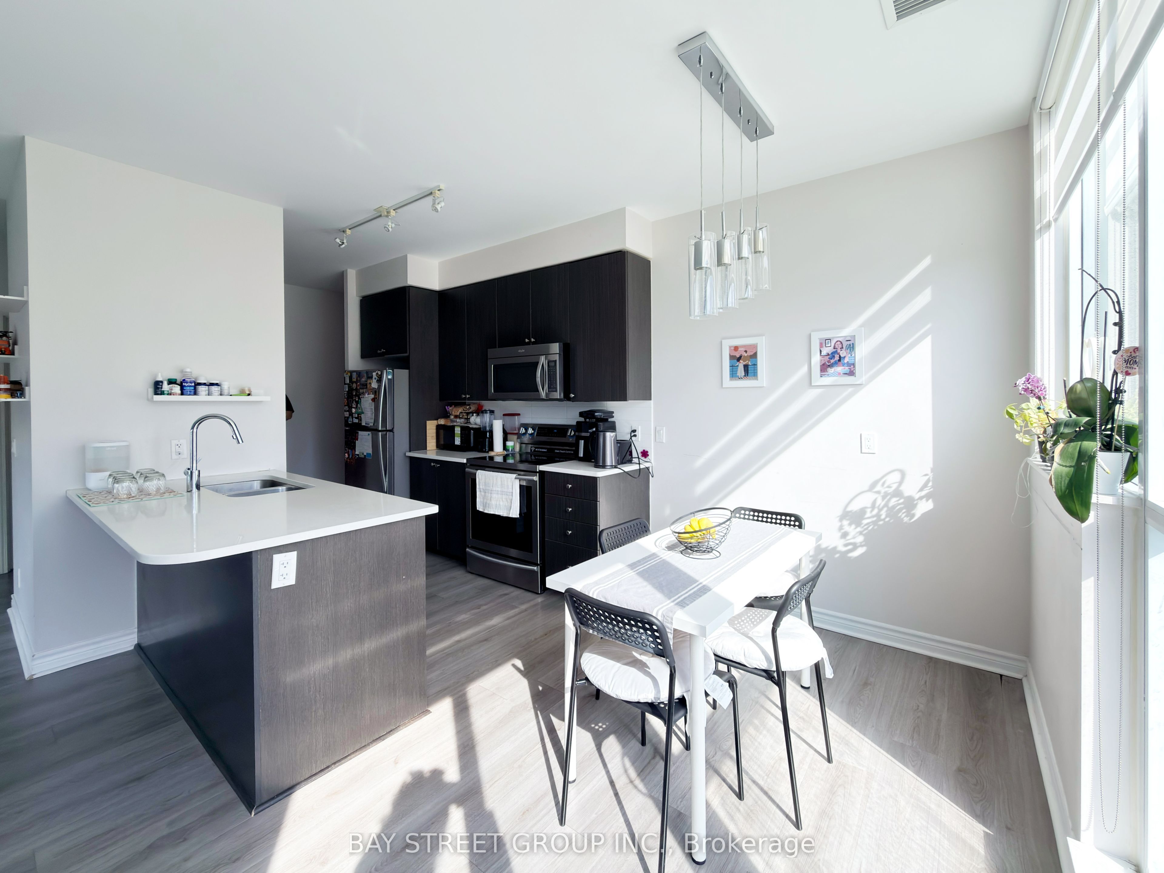 339 Rathburn Road W PH06