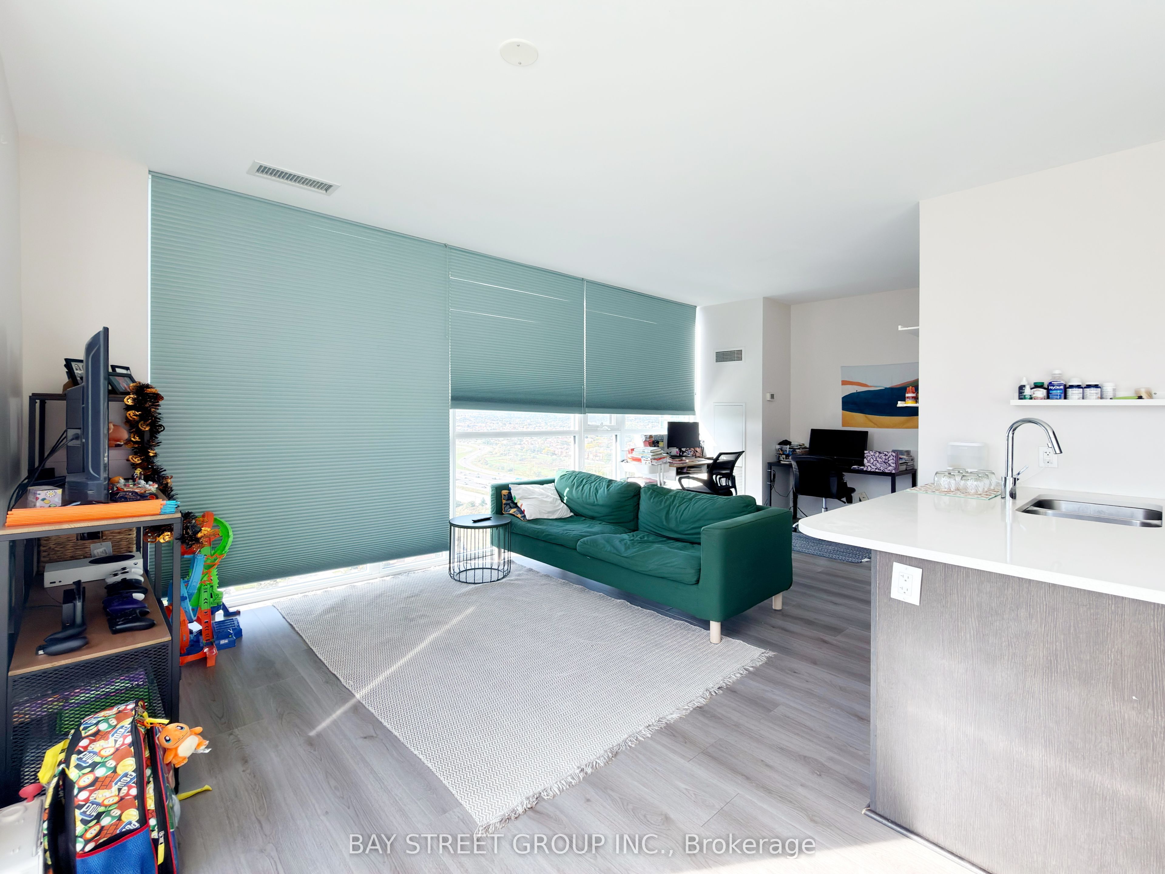 339 Rathburn Road W PH06