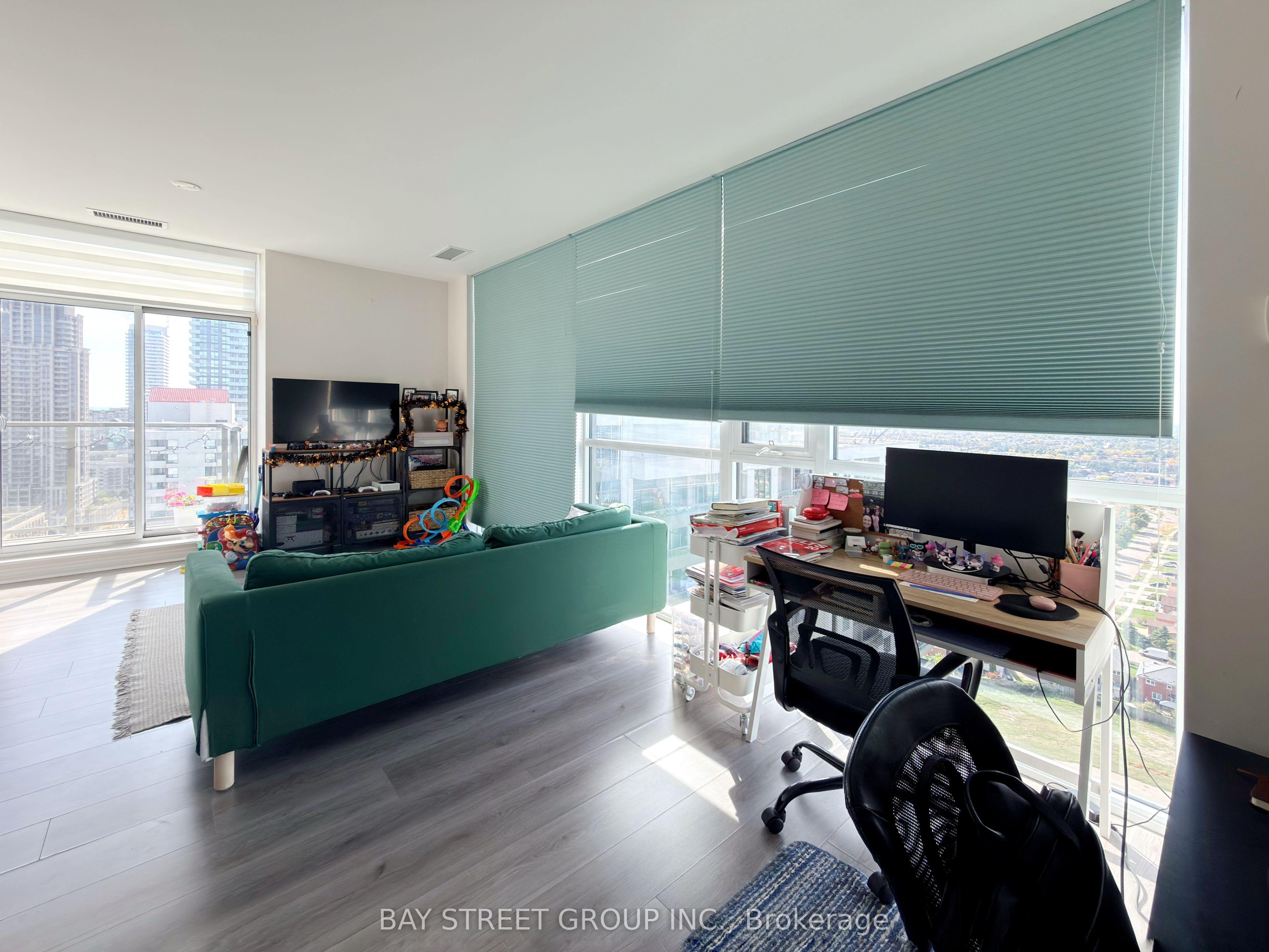 339 Rathburn Road W PH06