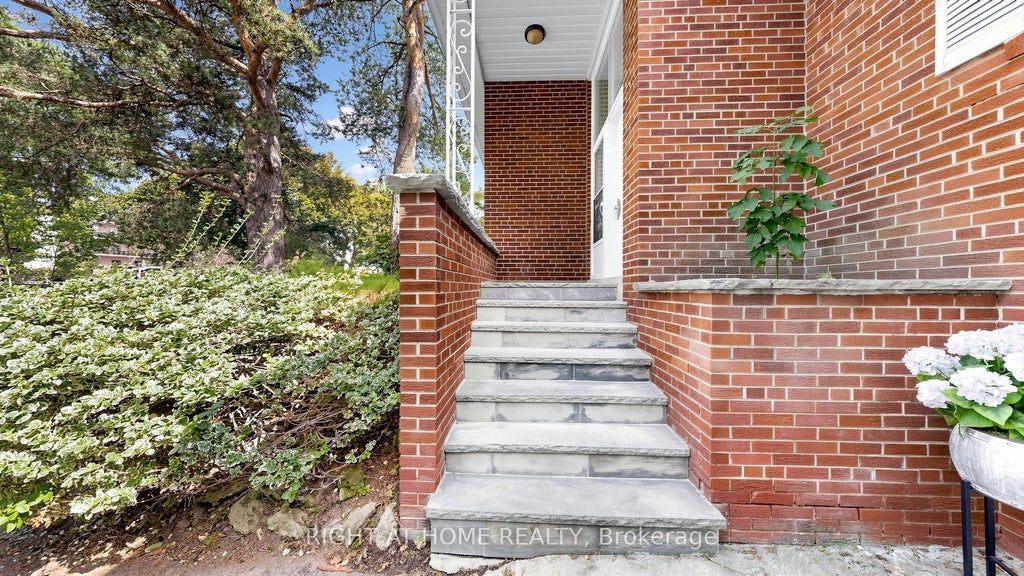Photo of 7 The Links Road, Toronto, ON M2P 1T4 (MLS # C13750924)