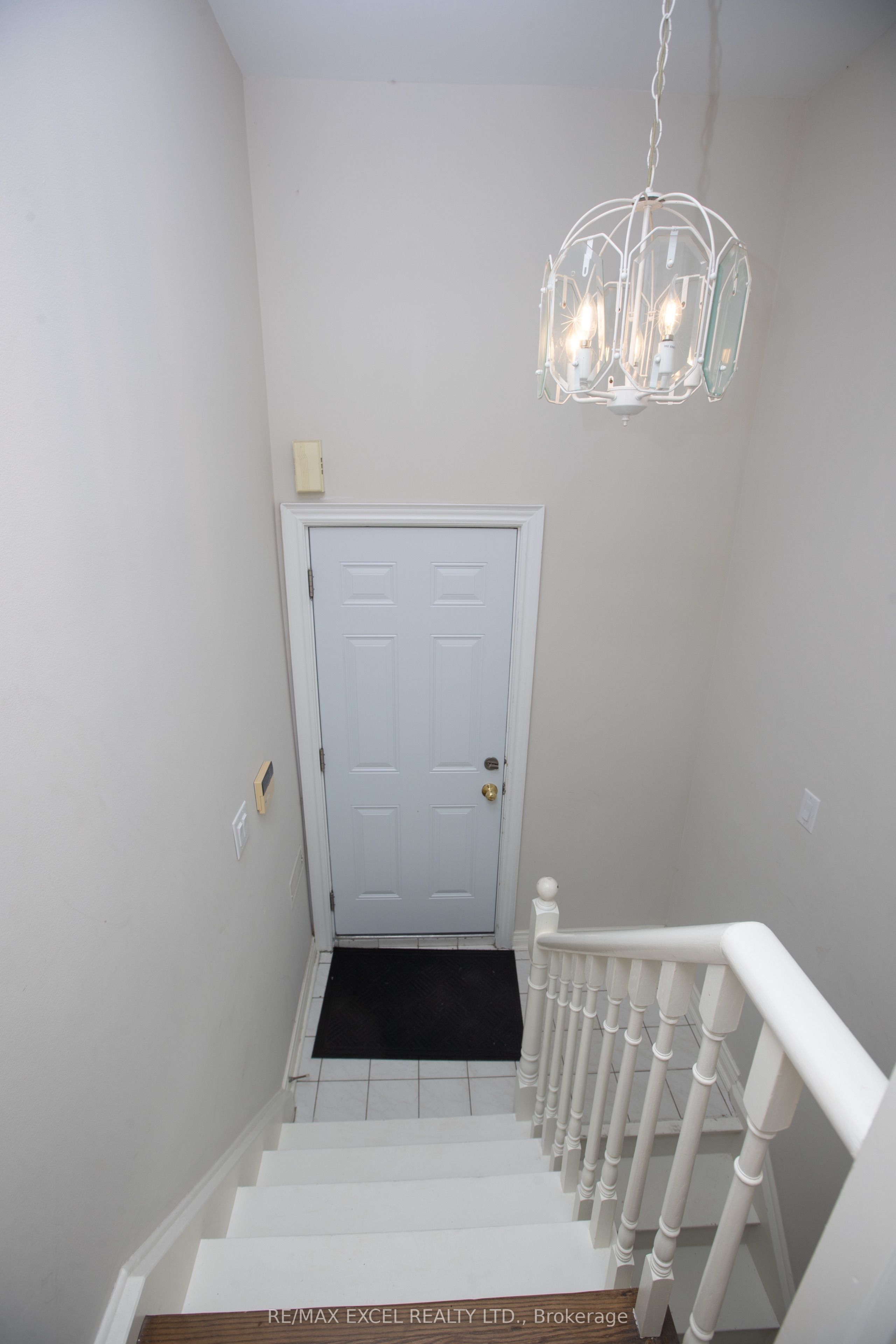 387 Crosby Avenue Bachlor-Basement
