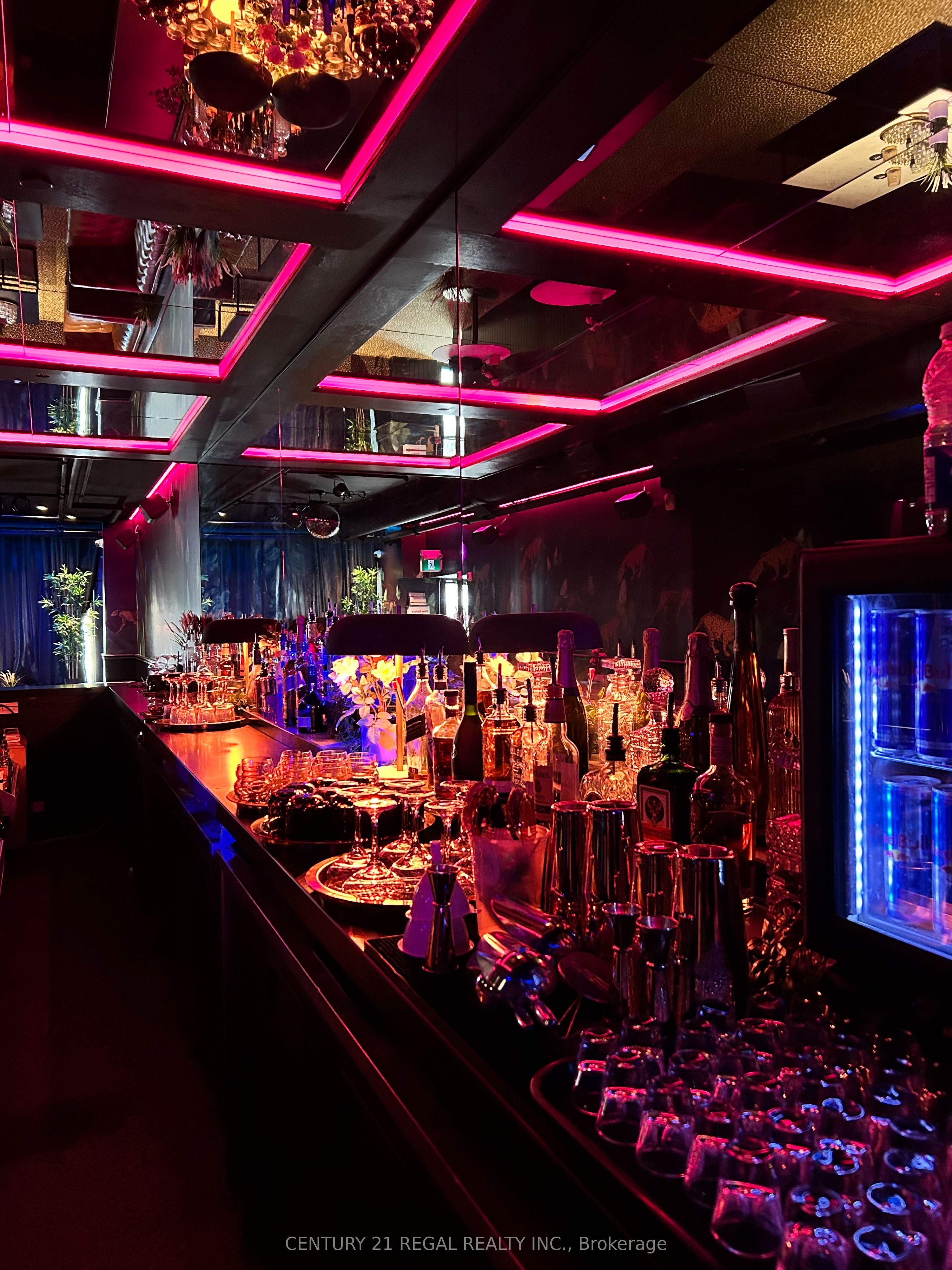 563 QUEEN Street W