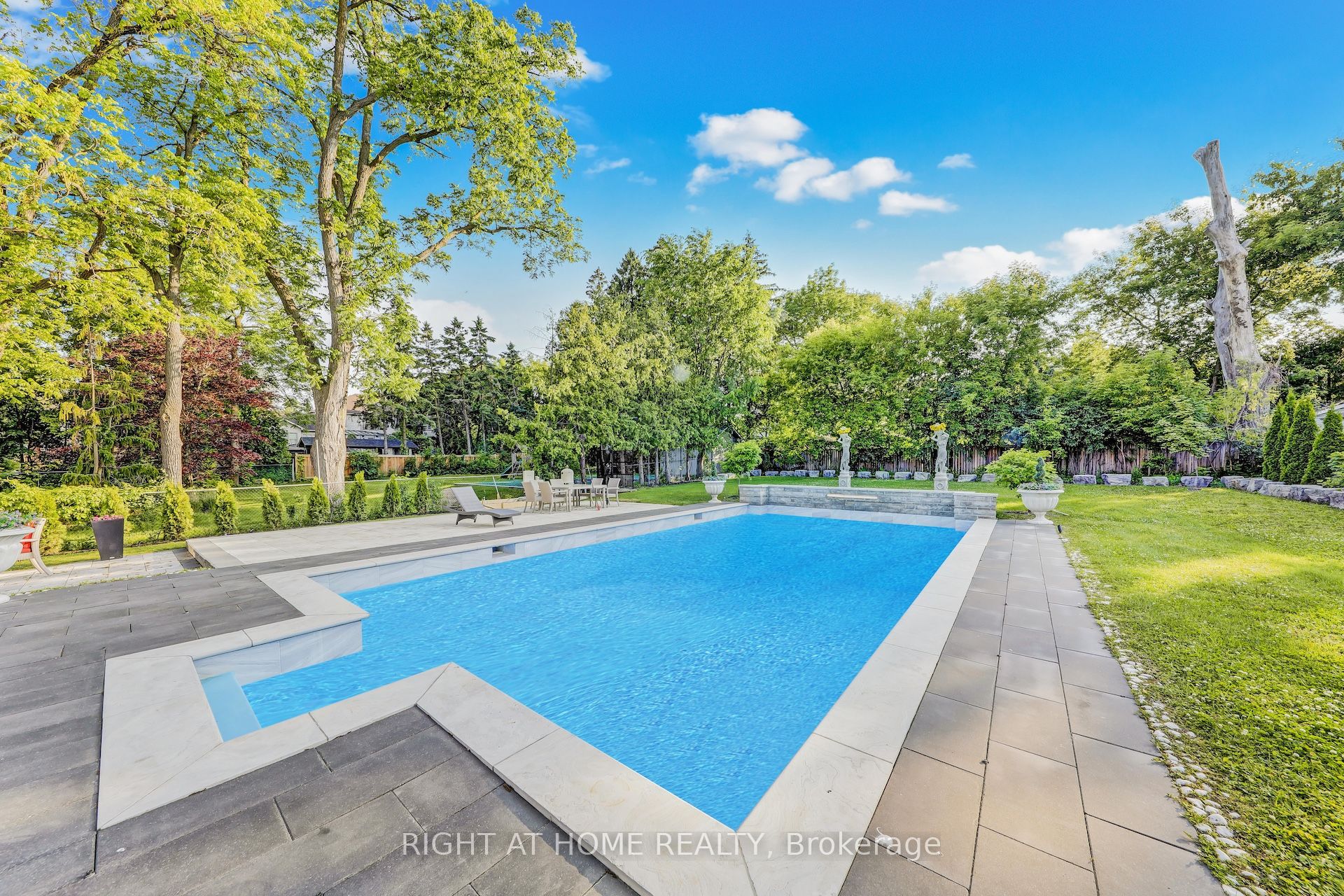 10 Yongeview Avenue