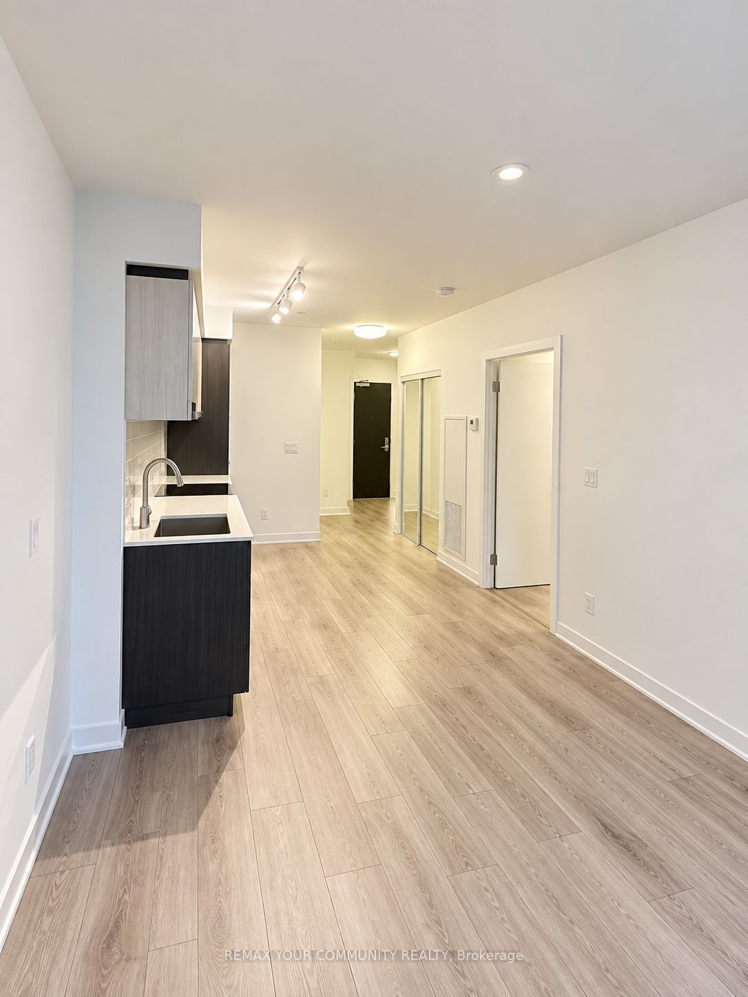 159 Wellesley Street E 404