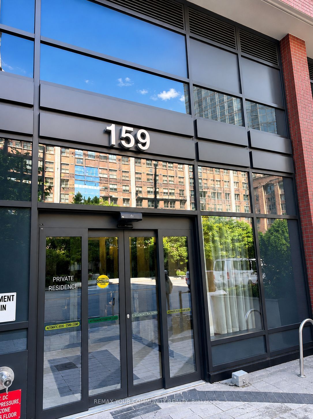 159 Wellesley Street E 404