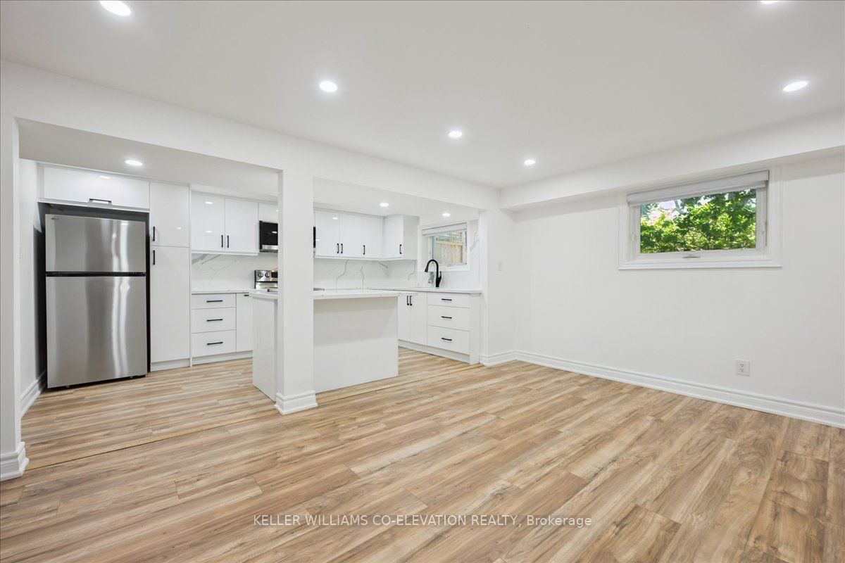 379 Bryant Crescent S