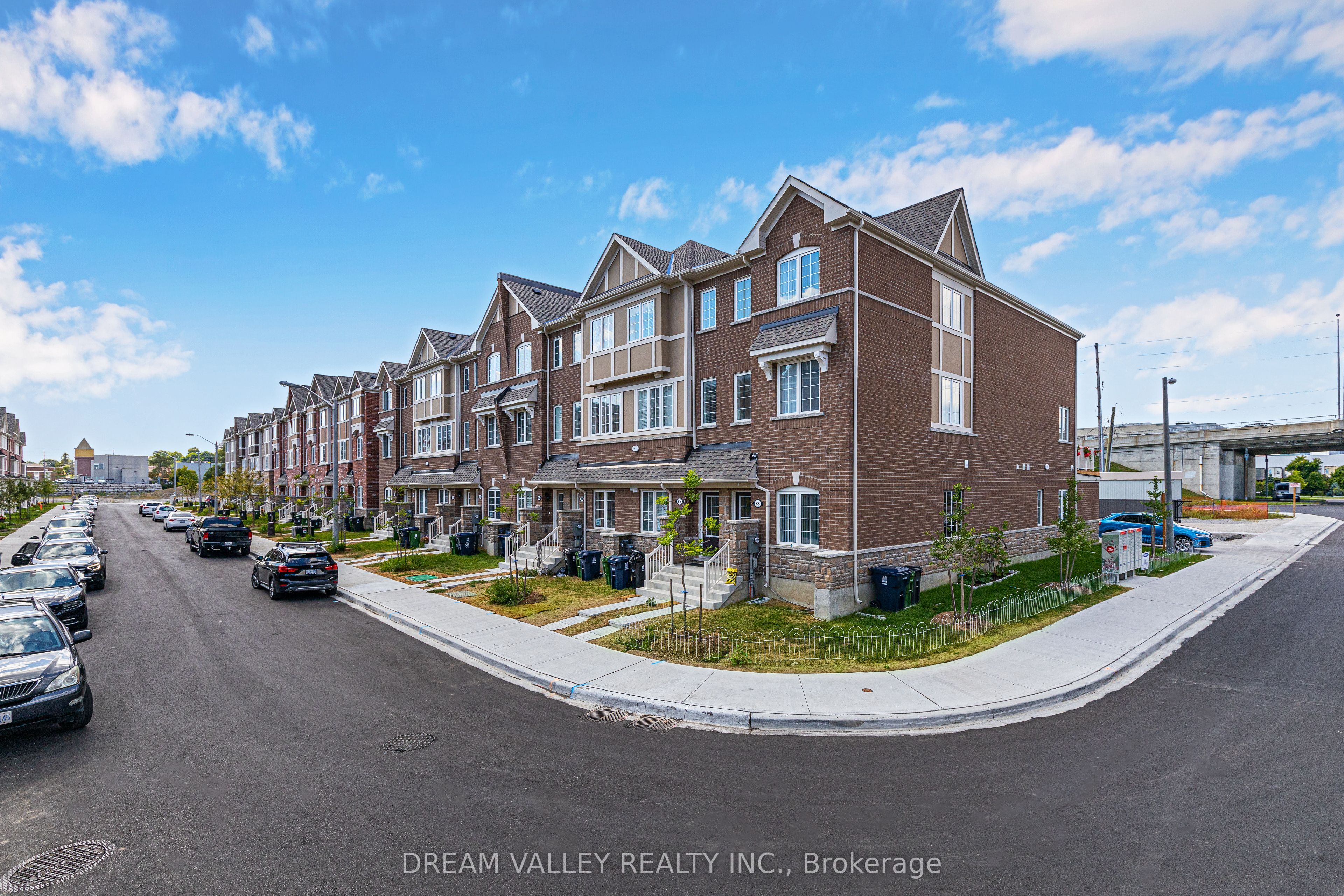 Photo 1 of 19 — 88 Jolly Way, Toronto, ON M1P 0E2