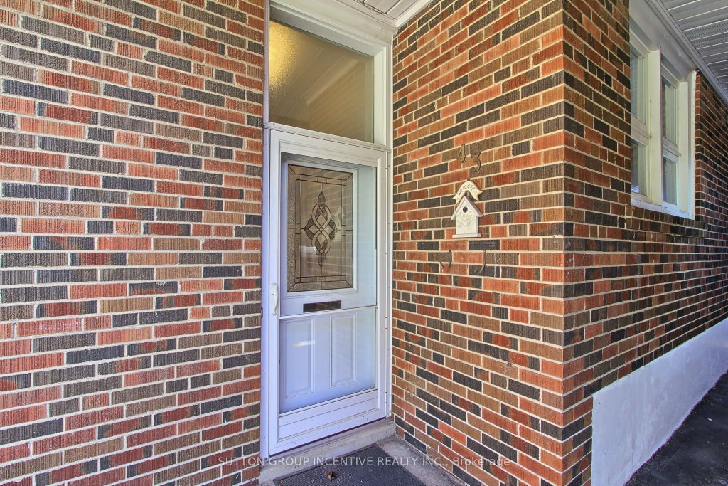 Photo of 43 Sussex Avenue, Richmond Hill, ON L4C 2E5 (MLS # N13870082)