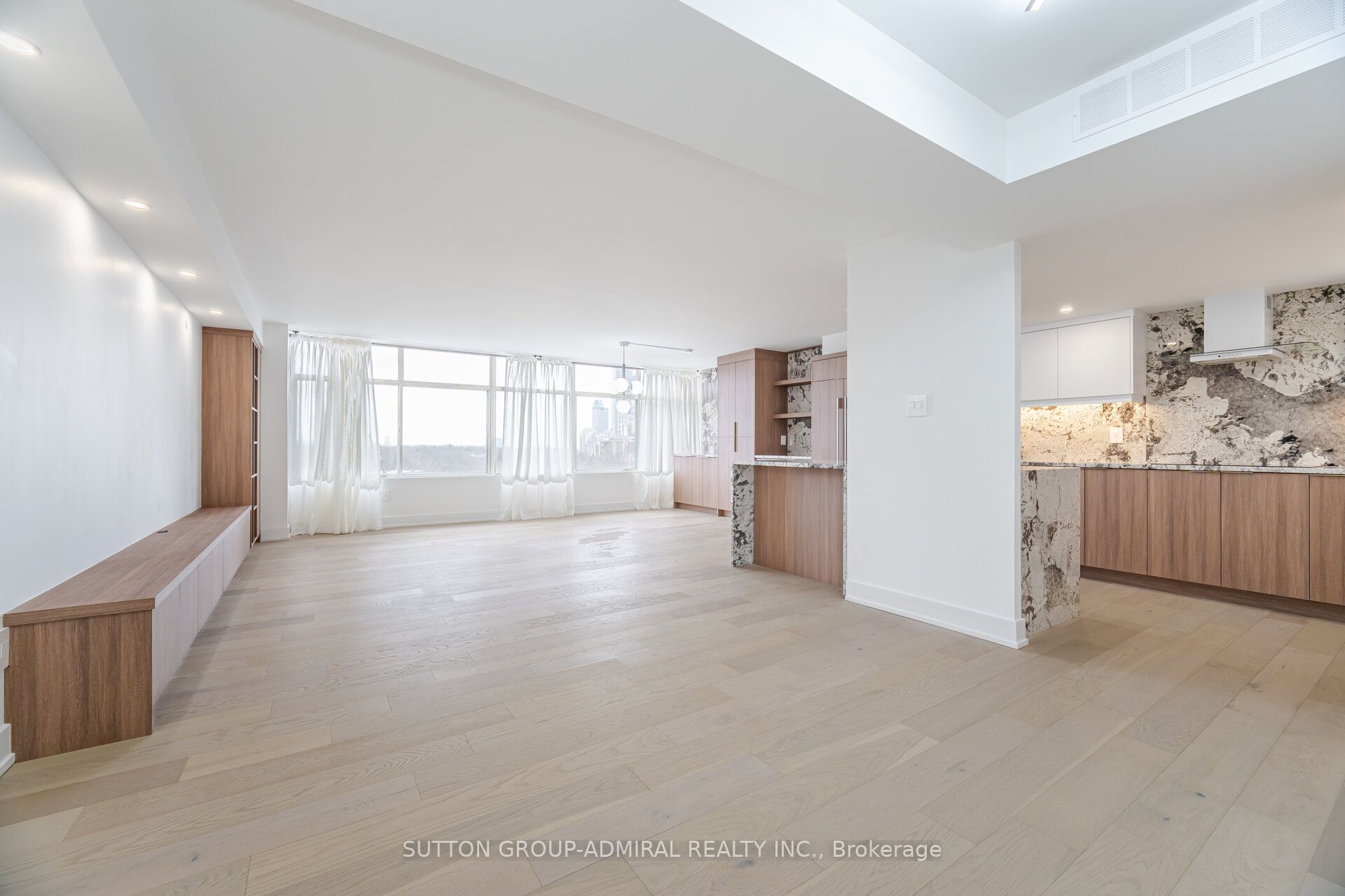 900 Yonge Street 902