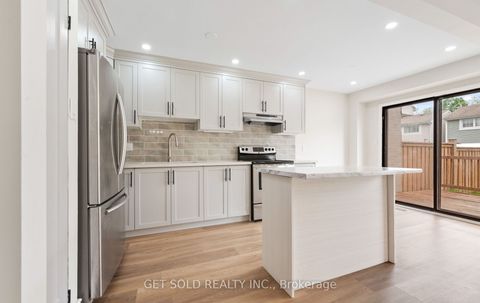 15 Wray Court Toronto ON M9V 4K4