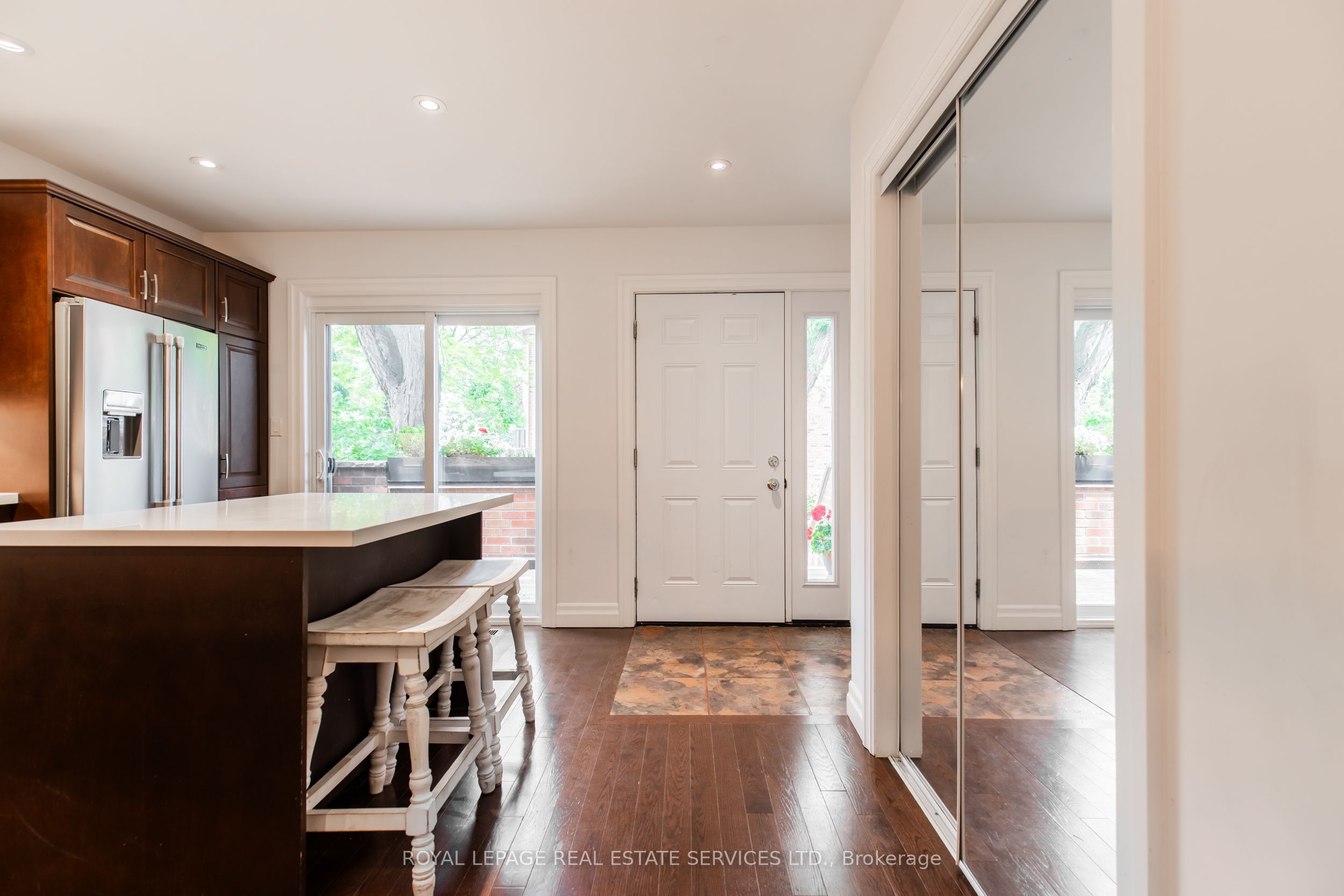 3122 Lakeshore Road W 25