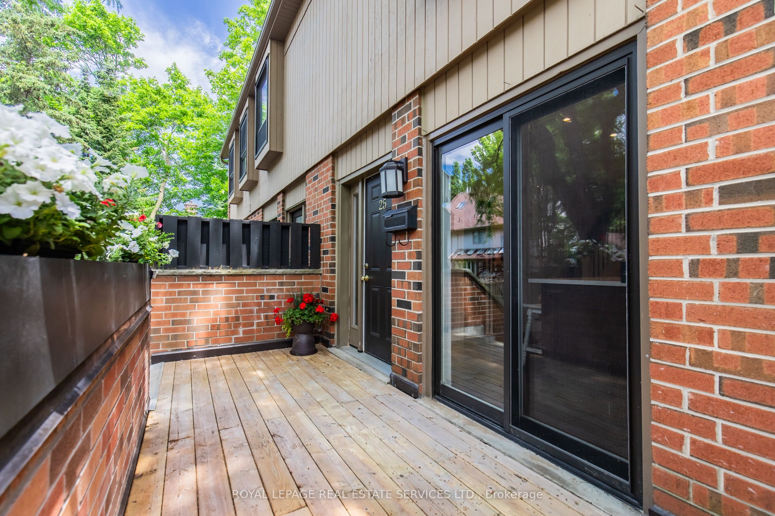 3122 Lakeshore Road W 25