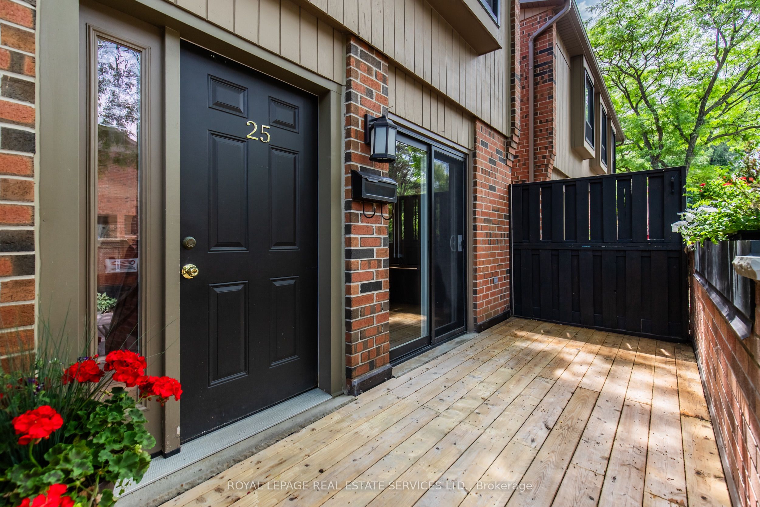 3122 Lakeshore Road W 25