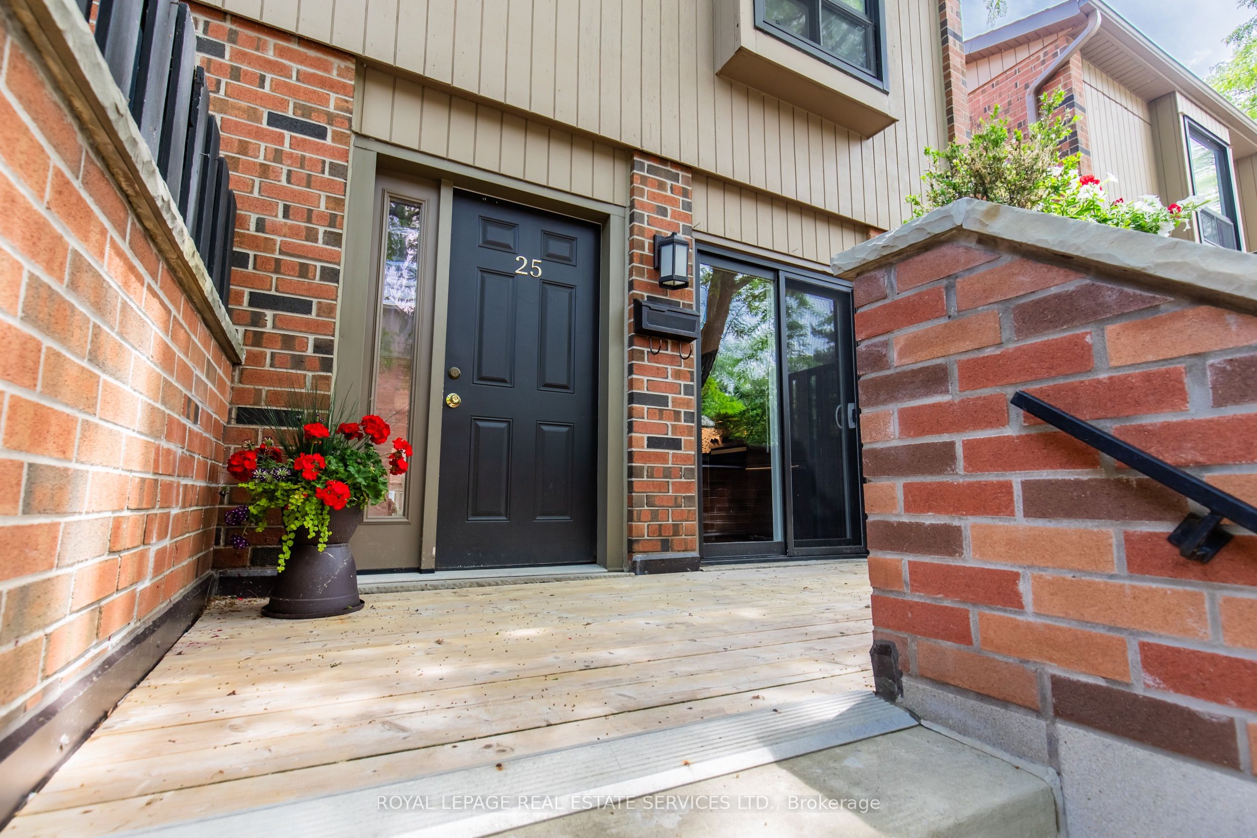 3122 Lakeshore Road W 25