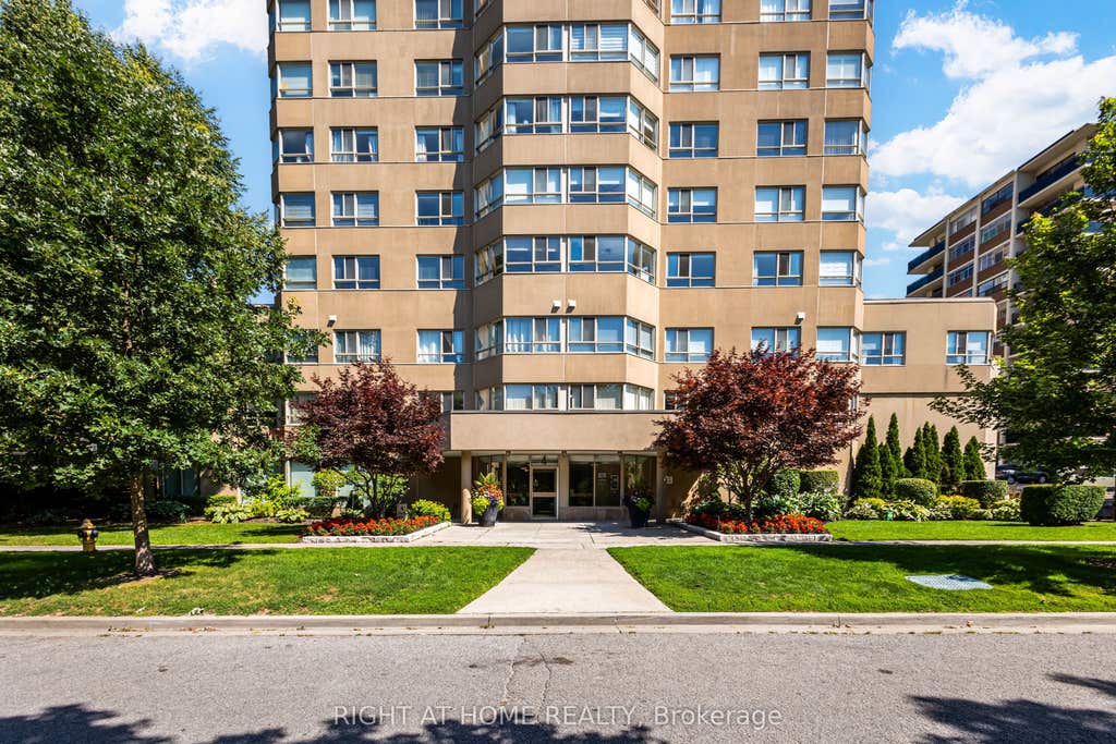 Photo of 4 Park Vista Drive #912, Toronto, ON M4B 3M8 (MLS # E13654930)