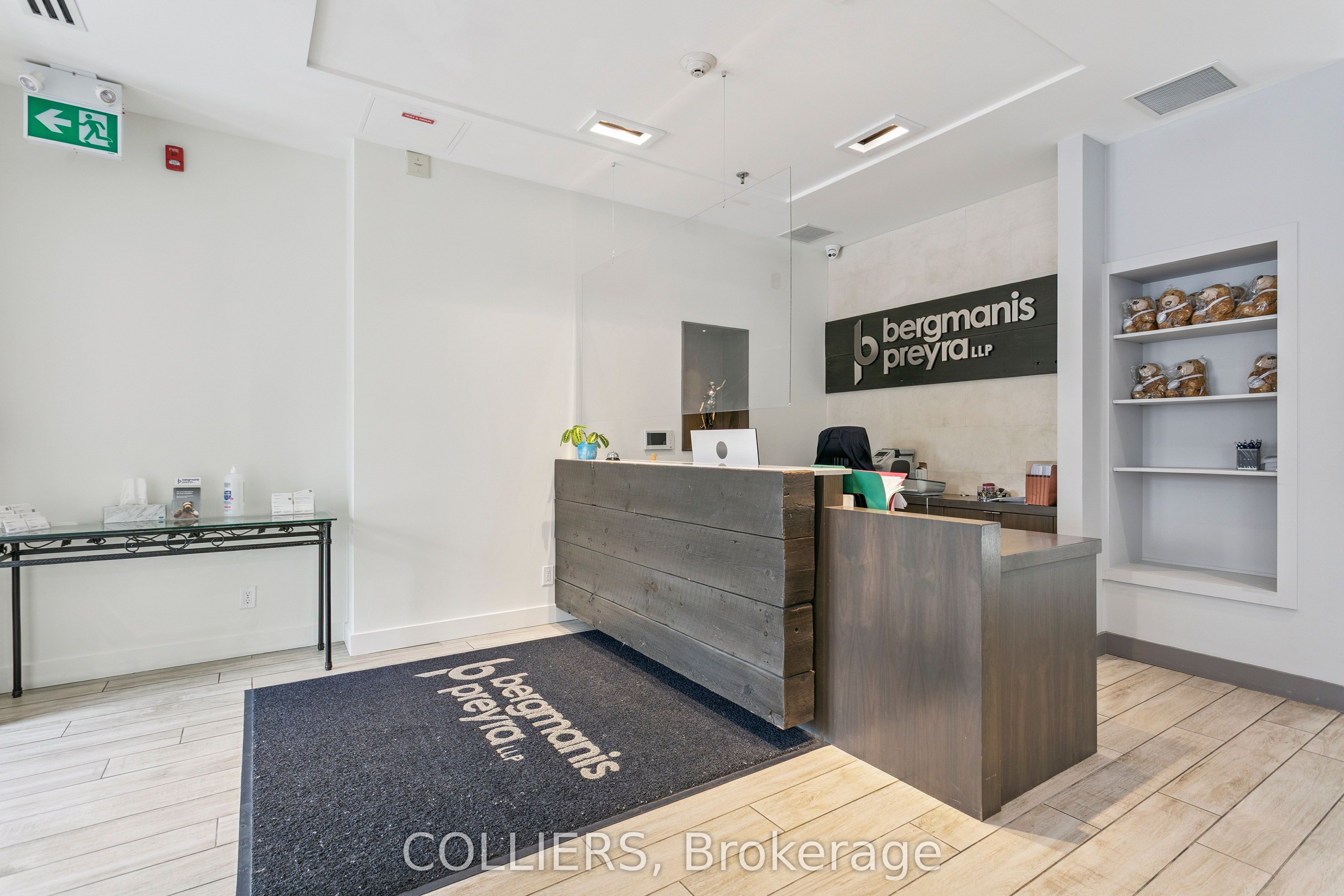 2926 Dundas Street W