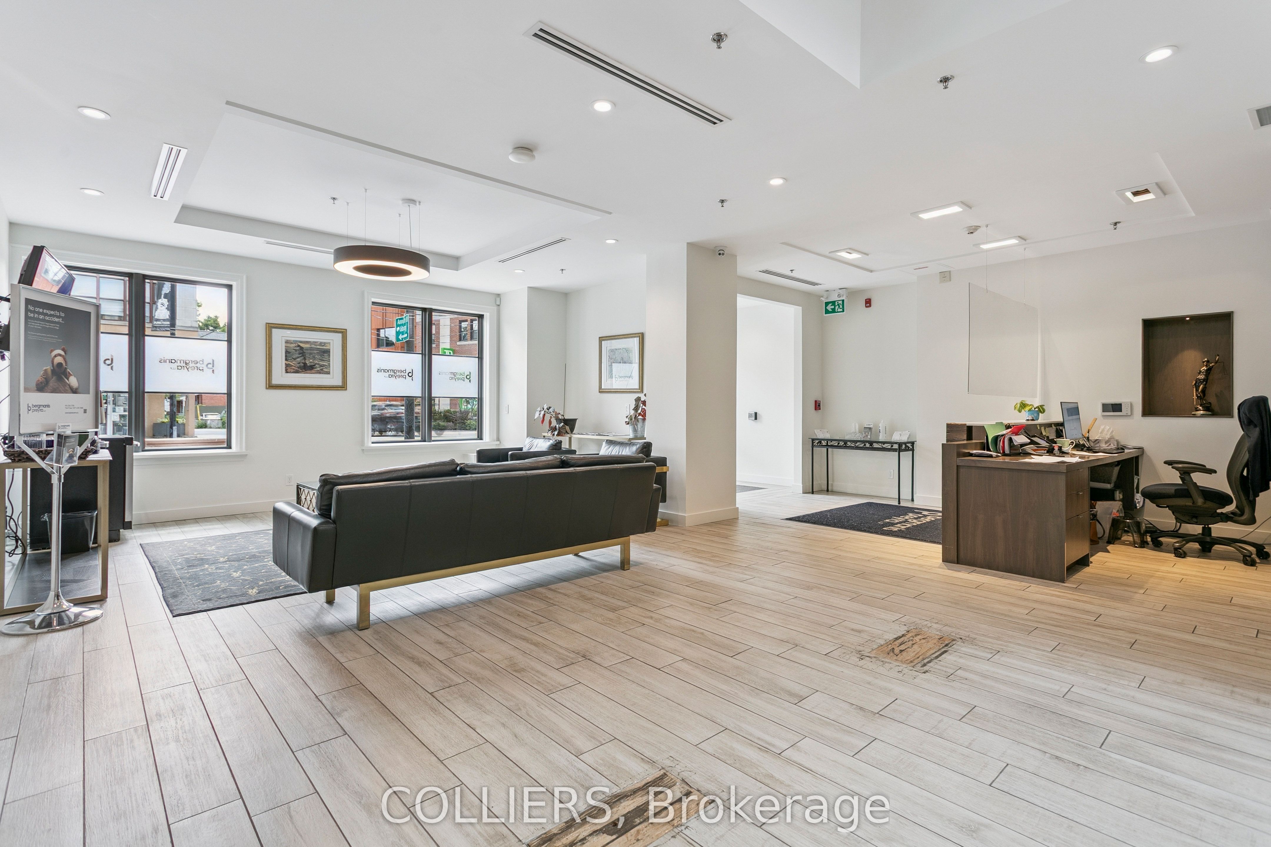 2926 Dundas Street W