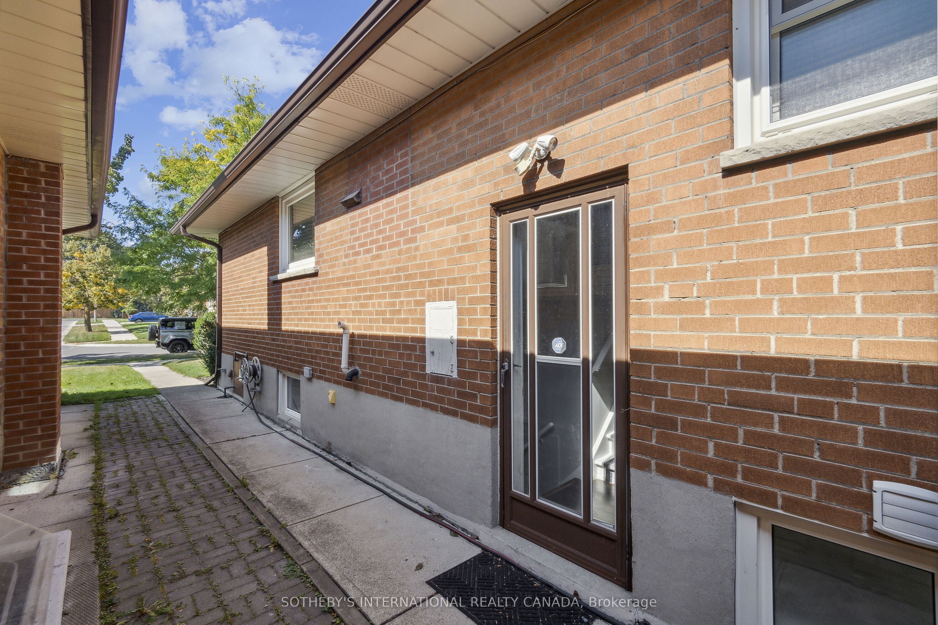 14 Laurelwood Crescent Lower