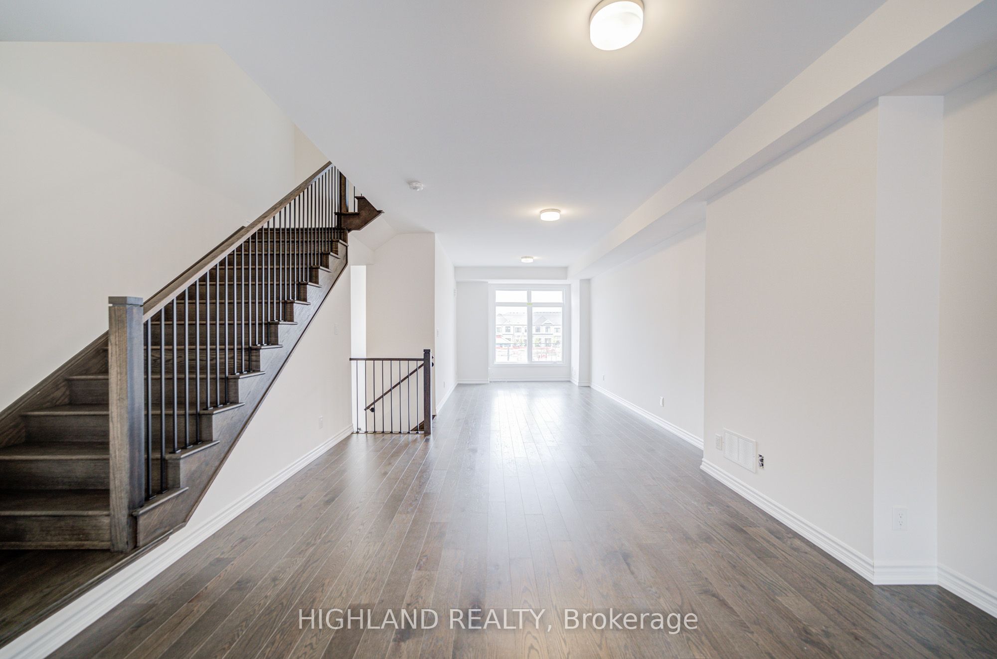 1162 Dartmouth Crescent
