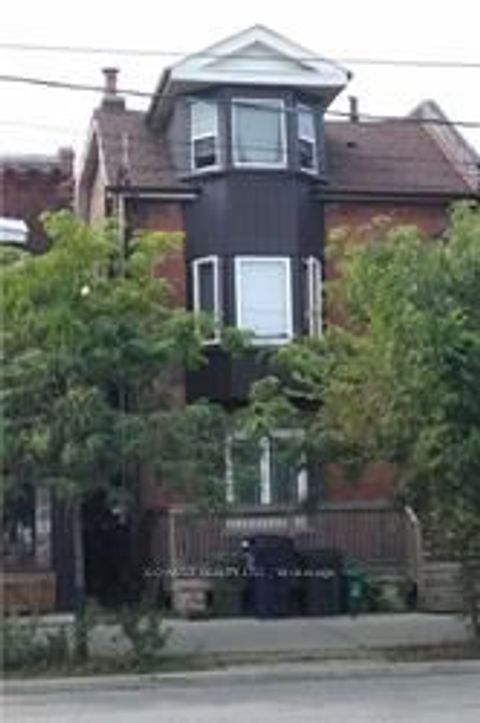 2011 Dundas Street W Bsmt Toronto ON M6R 1W7