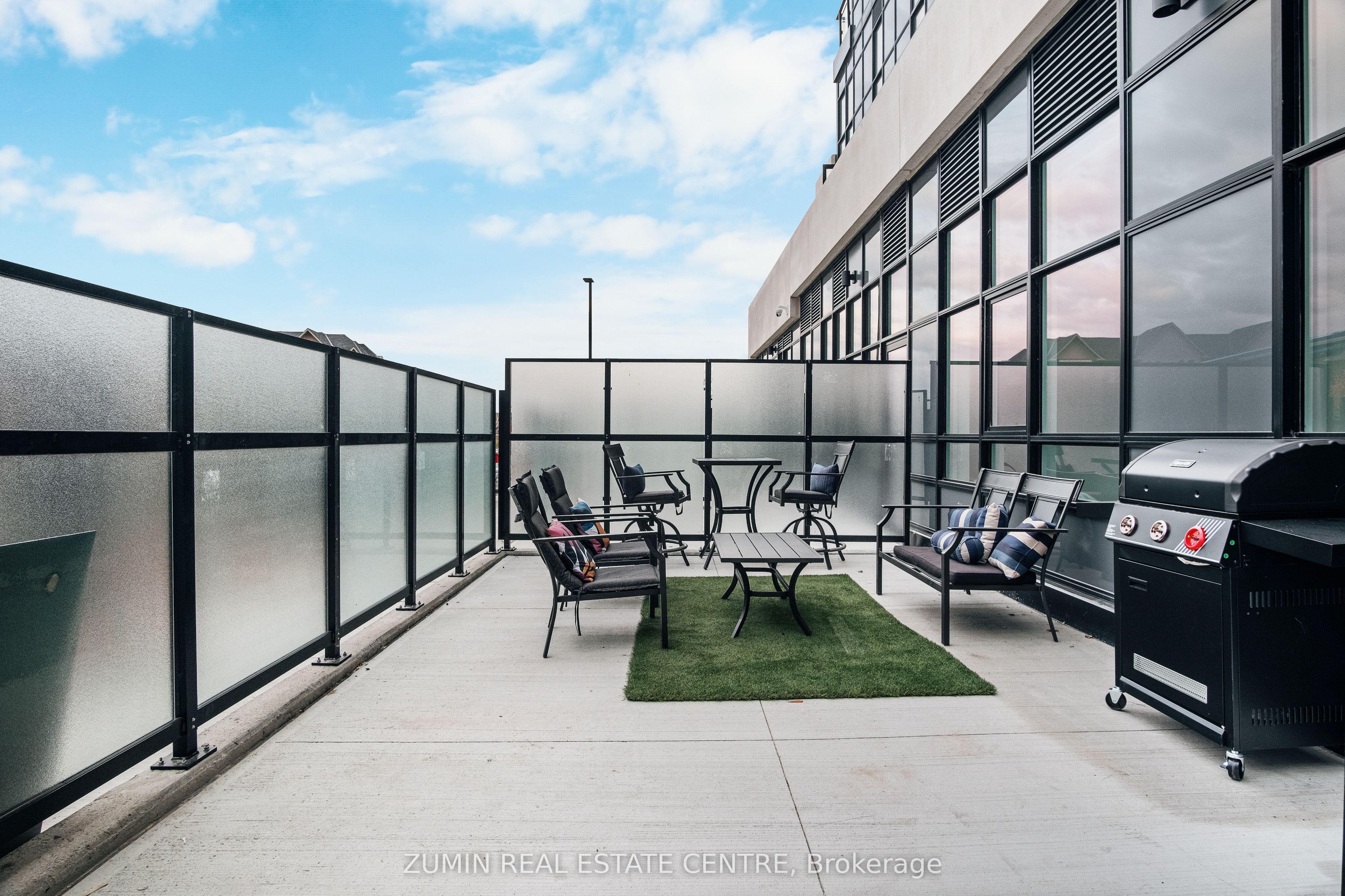 395 Dundas Street W 110