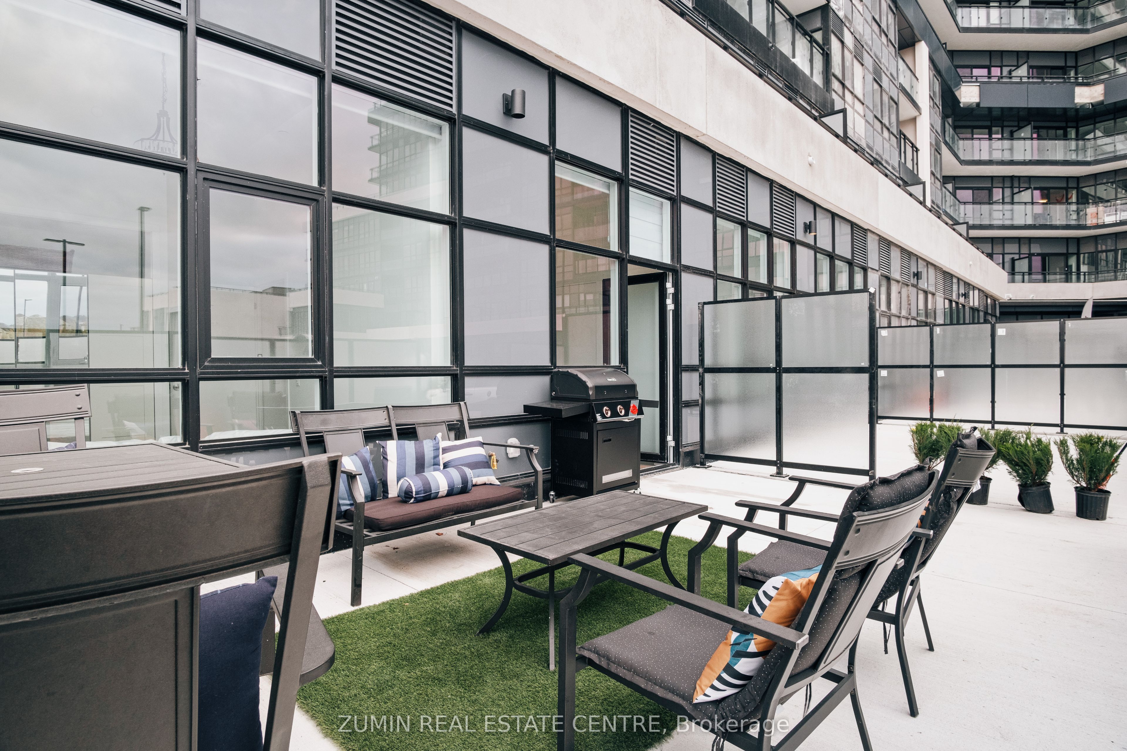 395 Dundas Street W 110