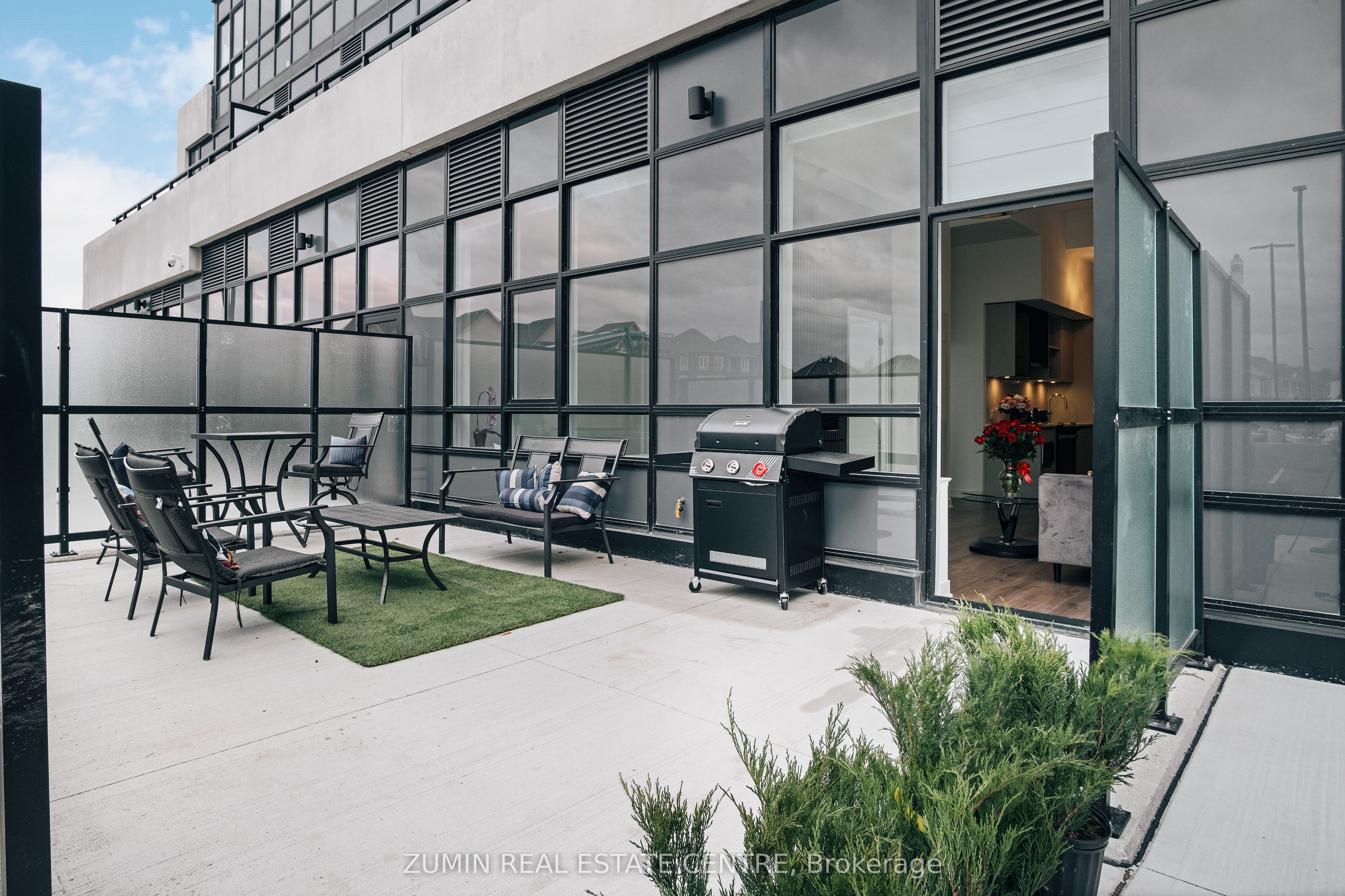 395 Dundas Street W 110