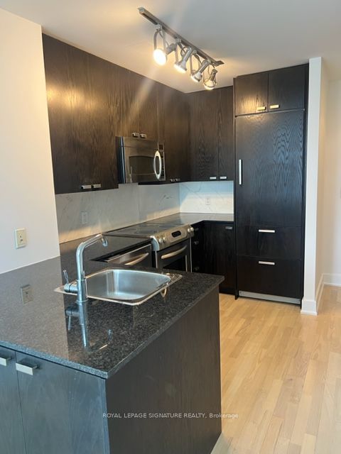 637 Lake Shore Boulevard W 611