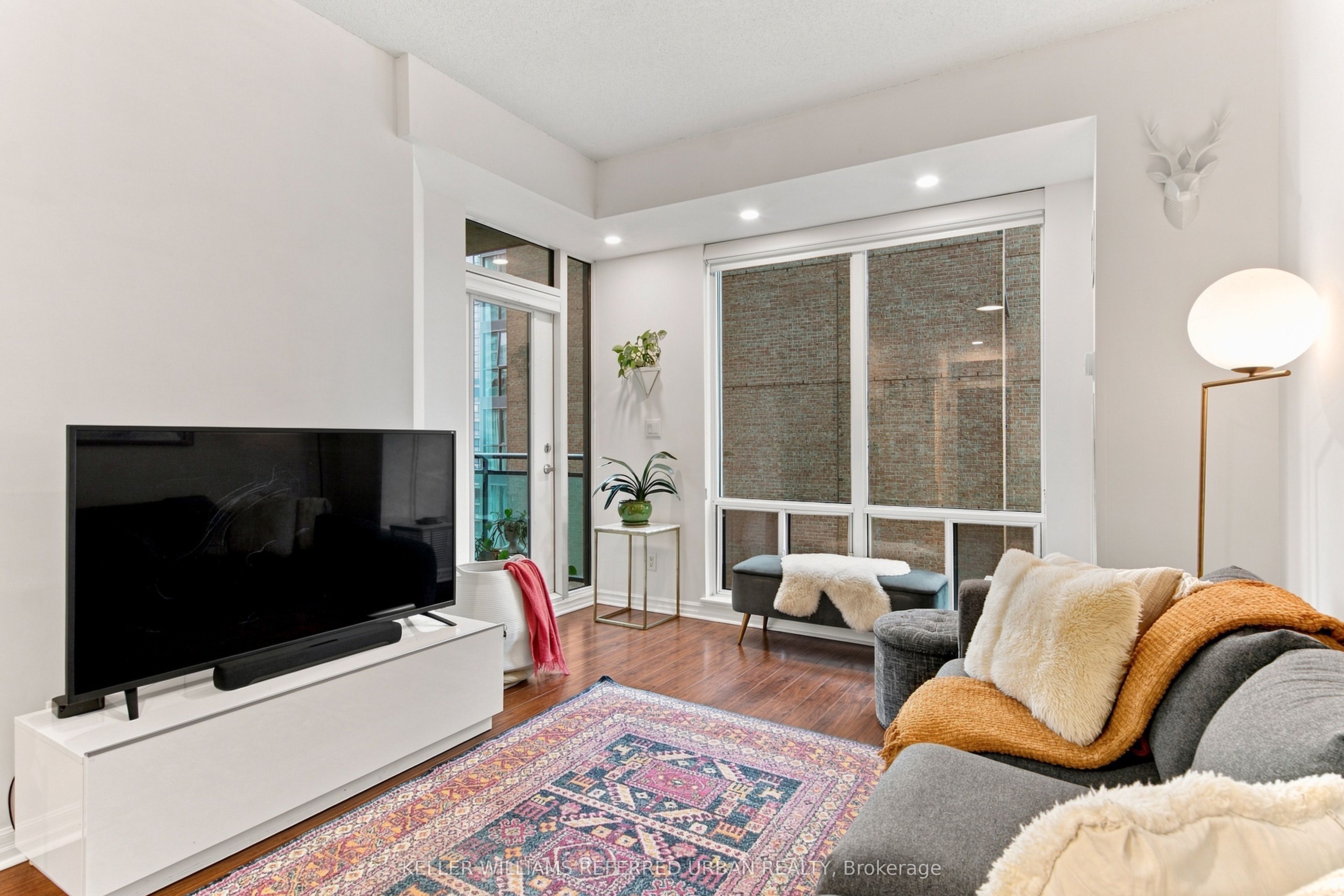 300 Bloor Street E 1809