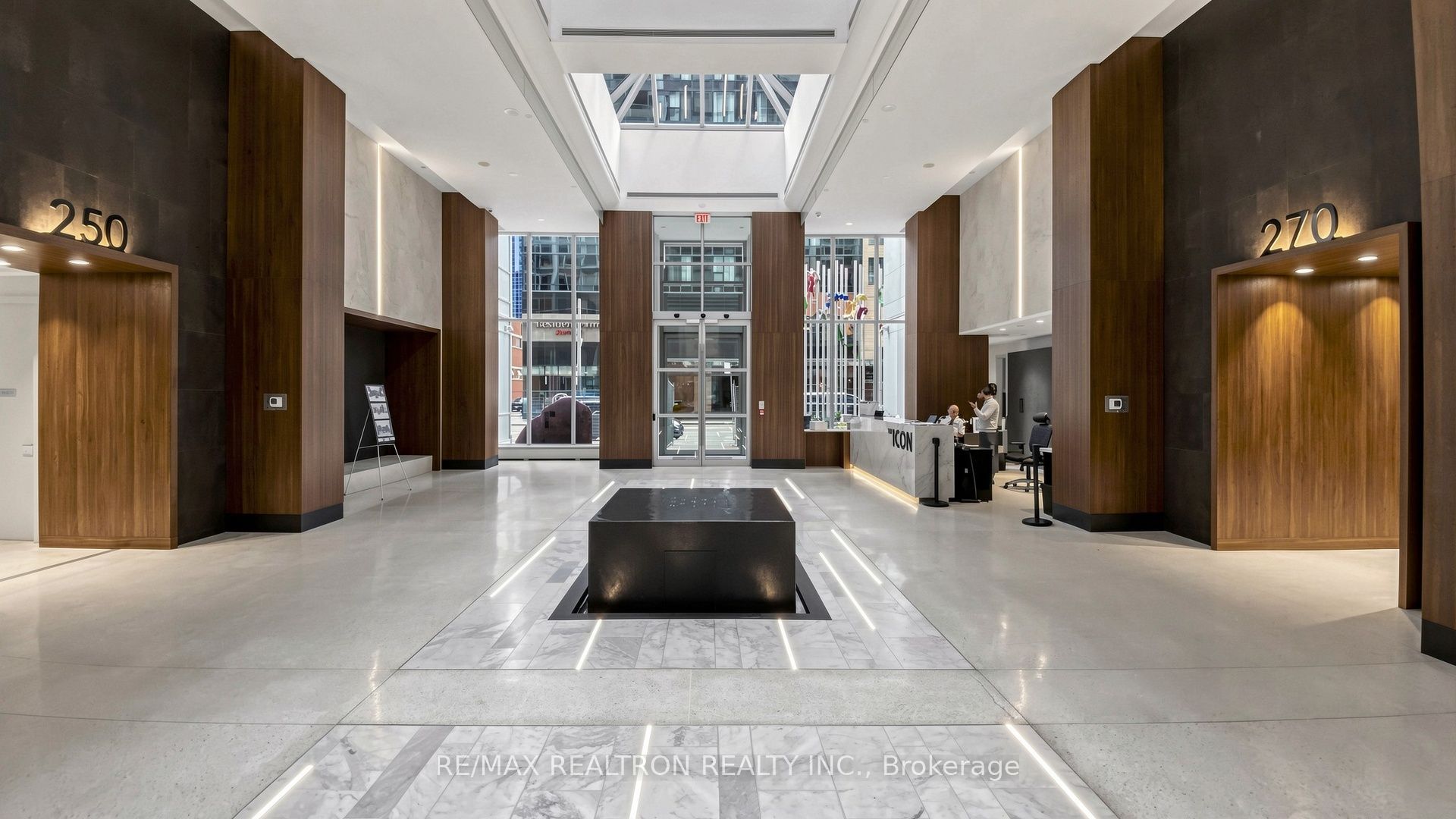 250 Wellington Street W 1532
