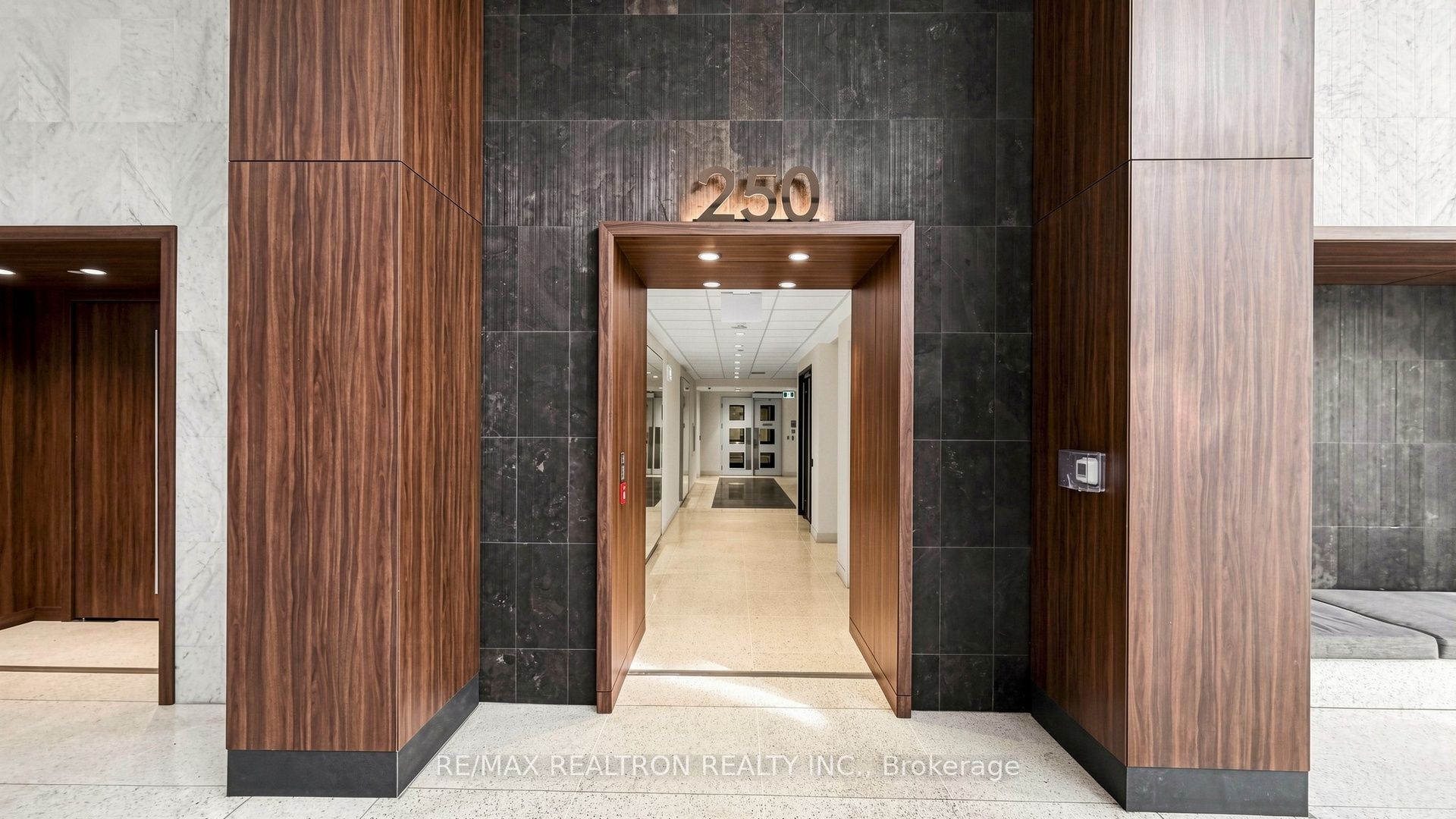250 Wellington Street W 1532