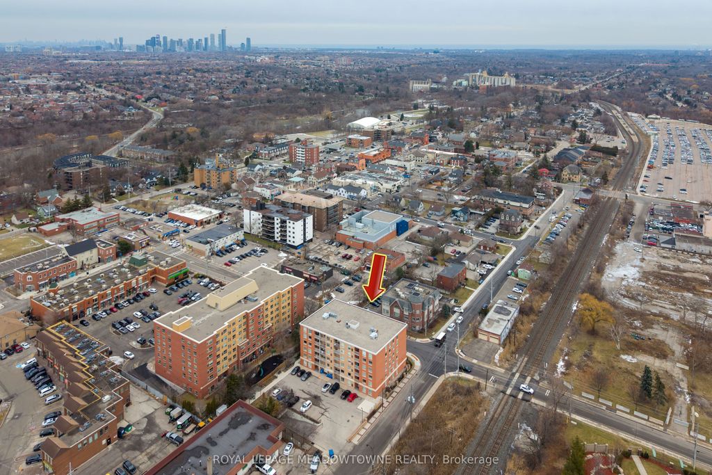 Photo of 32 Tannery Street #404, Mississauga, ON L5M 6T6 (MLS # W13080690)
