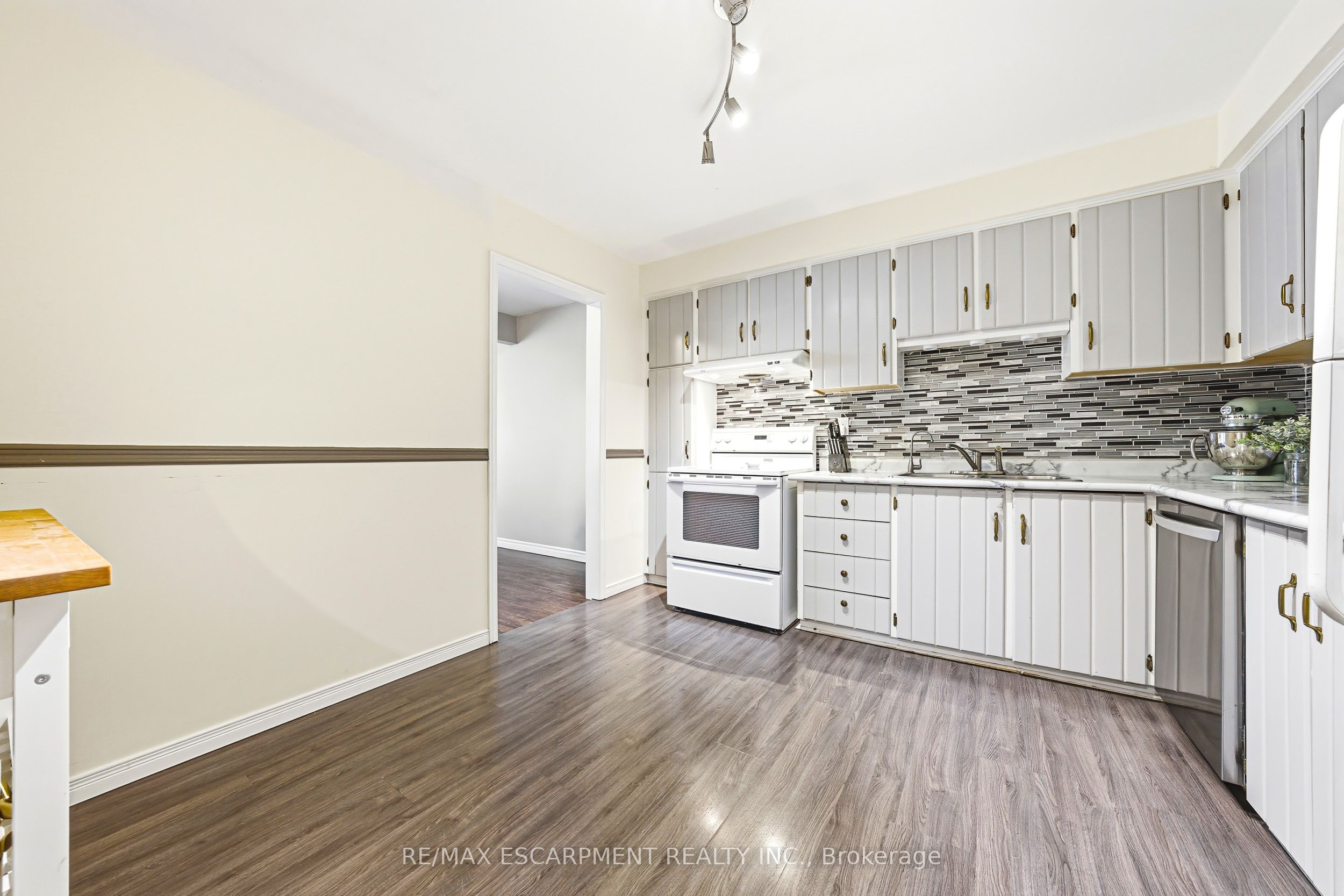 1584 Newlands Crescent 92